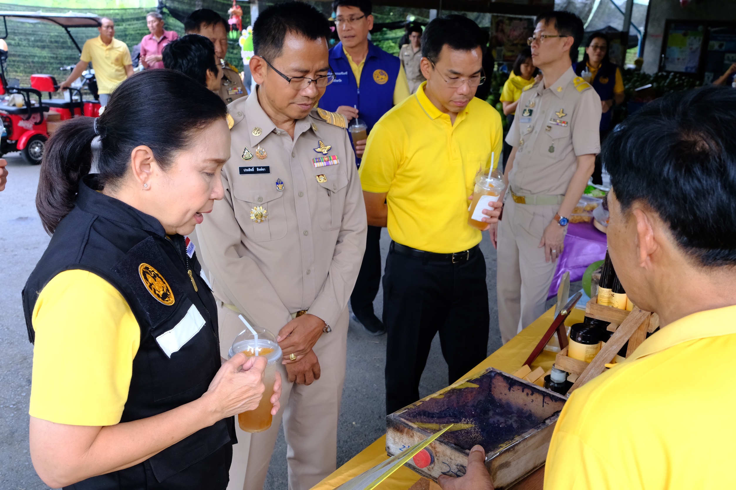 พช.สมุทรสงคราม ร่วมเป็นคณะในการลงพื้นที่ติดตามการดำเนินงานของกลุ่มแปลงใหญ่ชันโรง