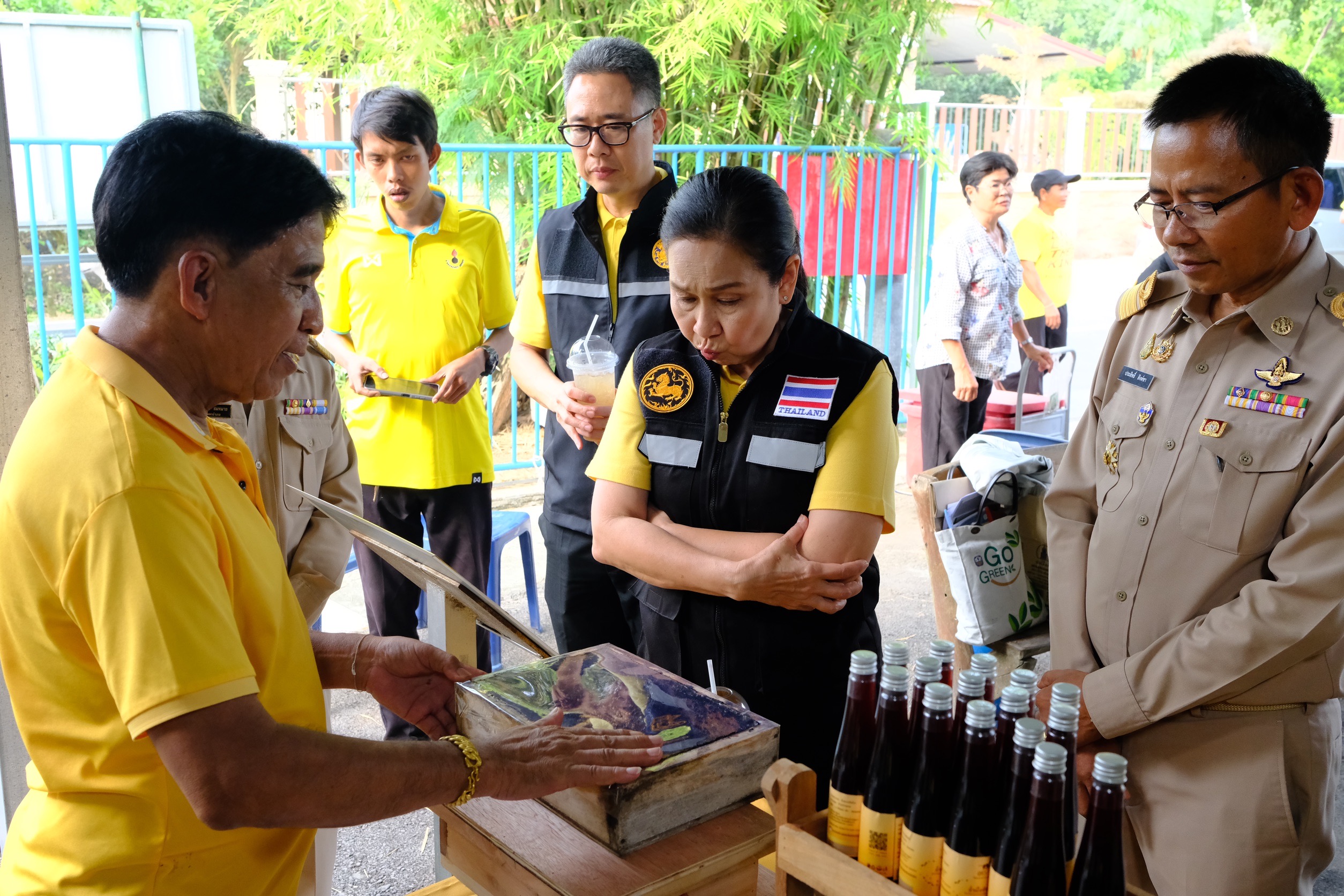 พช.สมุทรสงคราม ร่วมเป็นคณะในการลงพื้นที่ติดตามการดำเนินงานของกลุ่มแปลงใหญ่ชันโรง