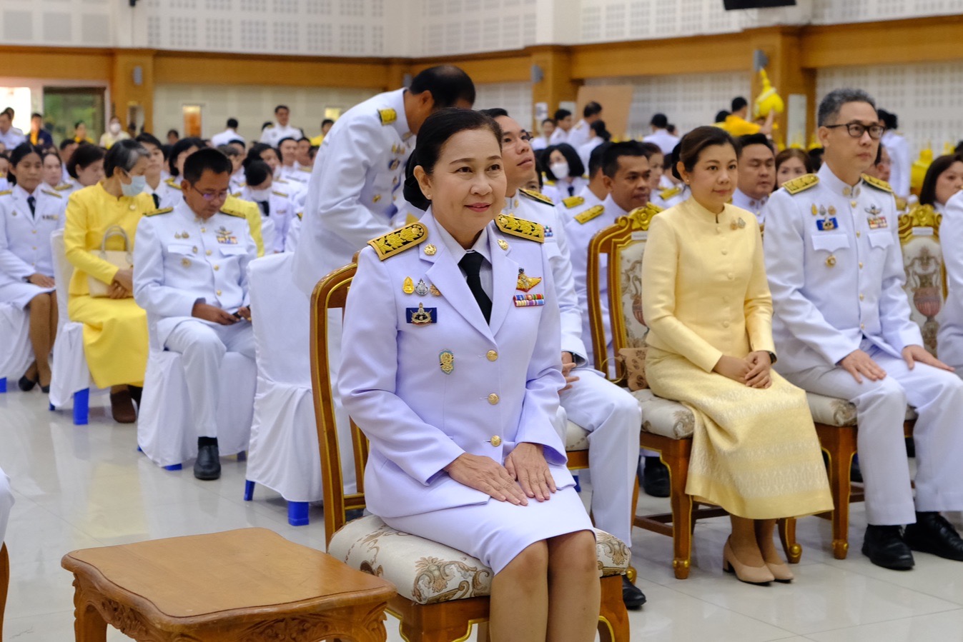 พช.สมุทรสงคราม ร่วมพิธีเจริญพระพุทธมนต์ ทำบุญตักบาตร และพิธีวางพานพุ่มดอกไม้ถวายราชสักการะ เนื่องในวันคล้ายวันพระบรมราชสมภพ พระบาทสมเด็จพระบรมชนกาธิเบศร มหาภูมิพลอดุลยเดชมหาราช บรมนาถบพิตร วันชาติ และวันพ่อแห่งชาติ