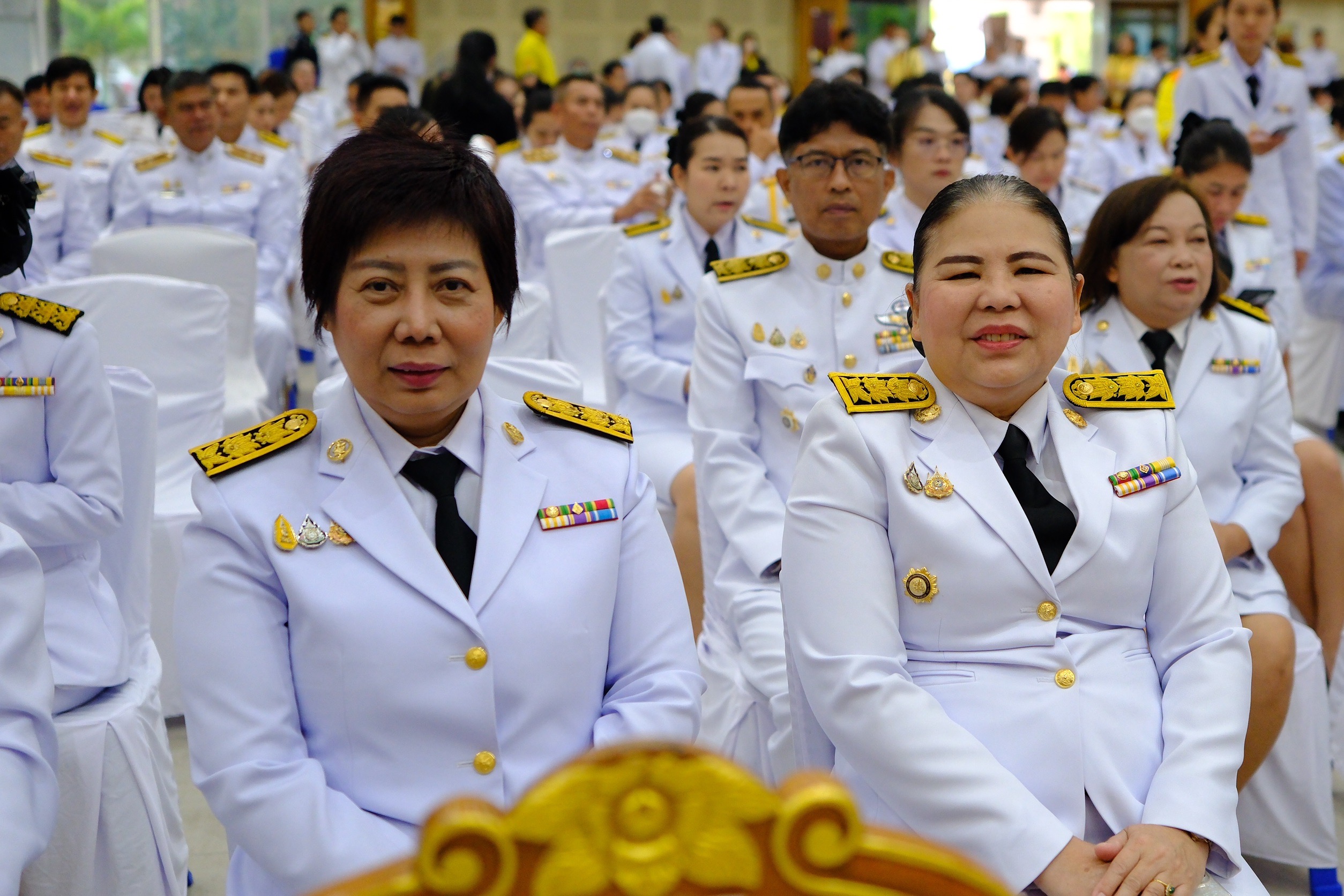 พช.สมุทรสงคราม ร่วมพิธีเจริญพระพุทธมนต์ ทำบุญตักบาตร และพิธีวางพานพุ่มดอกไม้ถวายราชสักการะ เนื่องในวันคล้ายวันพระบรมราชสมภพ พระบาทสมเด็จพระบรมชนกาธิเบศร มหาภูมิพลอดุลยเดชมหาราช บรมนาถบพิตร วันชาติ และวันพ่อแห่งชาติ
