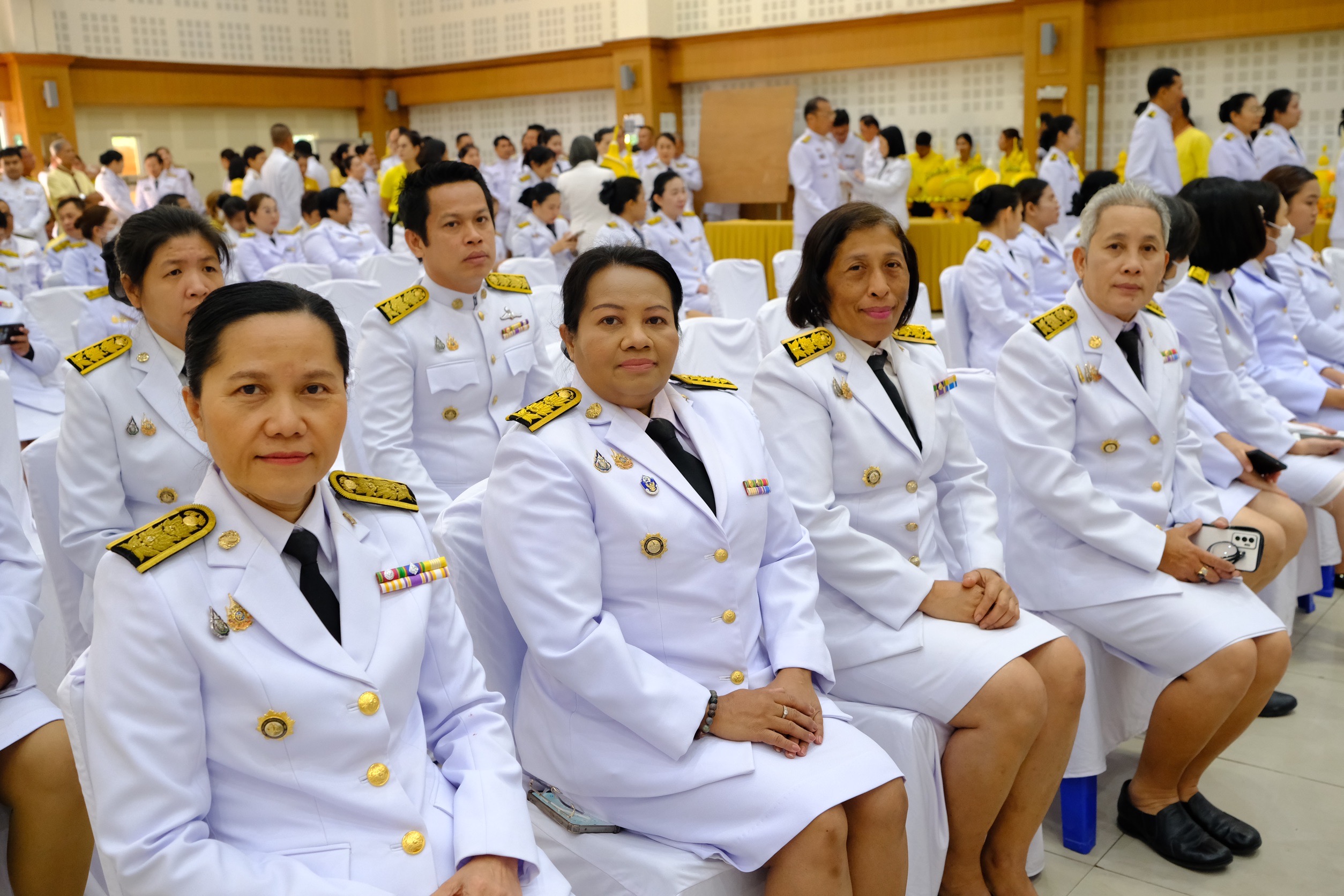 พช.สมุทรสงคราม ร่วมพิธีเจริญพระพุทธมนต์ ทำบุญตักบาตร และพิธีวางพานพุ่มดอกไม้ถวายราชสักการะ เนื่องในวันคล้ายวันพระบรมราชสมภพ พระบาทสมเด็จพระบรมชนกาธิเบศร มหาภูมิพลอดุลยเดชมหาราช บรมนาถบพิตร วันชาติ และวันพ่อแห่งชาติ