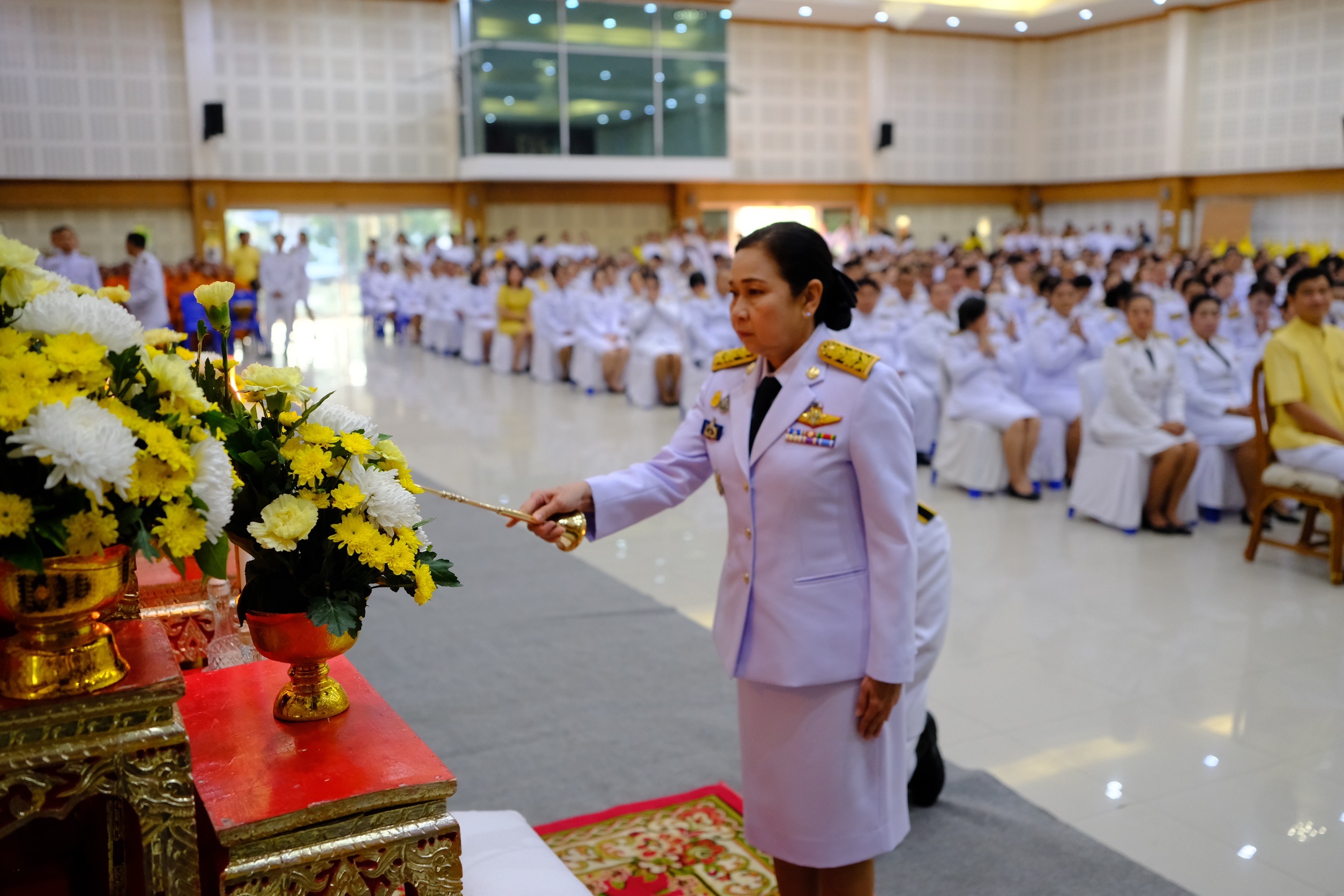 พช.สมุทรสงคราม ร่วมพิธีเจริญพระพุทธมนต์ ทำบุญตักบาตร และพิธีวางพานพุ่มดอกไม้ถวายราชสักการะ เนื่องในวันคล้ายวันพระบรมราชสมภพ พระบาทสมเด็จพระบรมชนกาธิเบศร มหาภูมิพลอดุลยเดชมหาราช บรมนาถบพิตร วันชาติ และวันพ่อแห่งชาติ