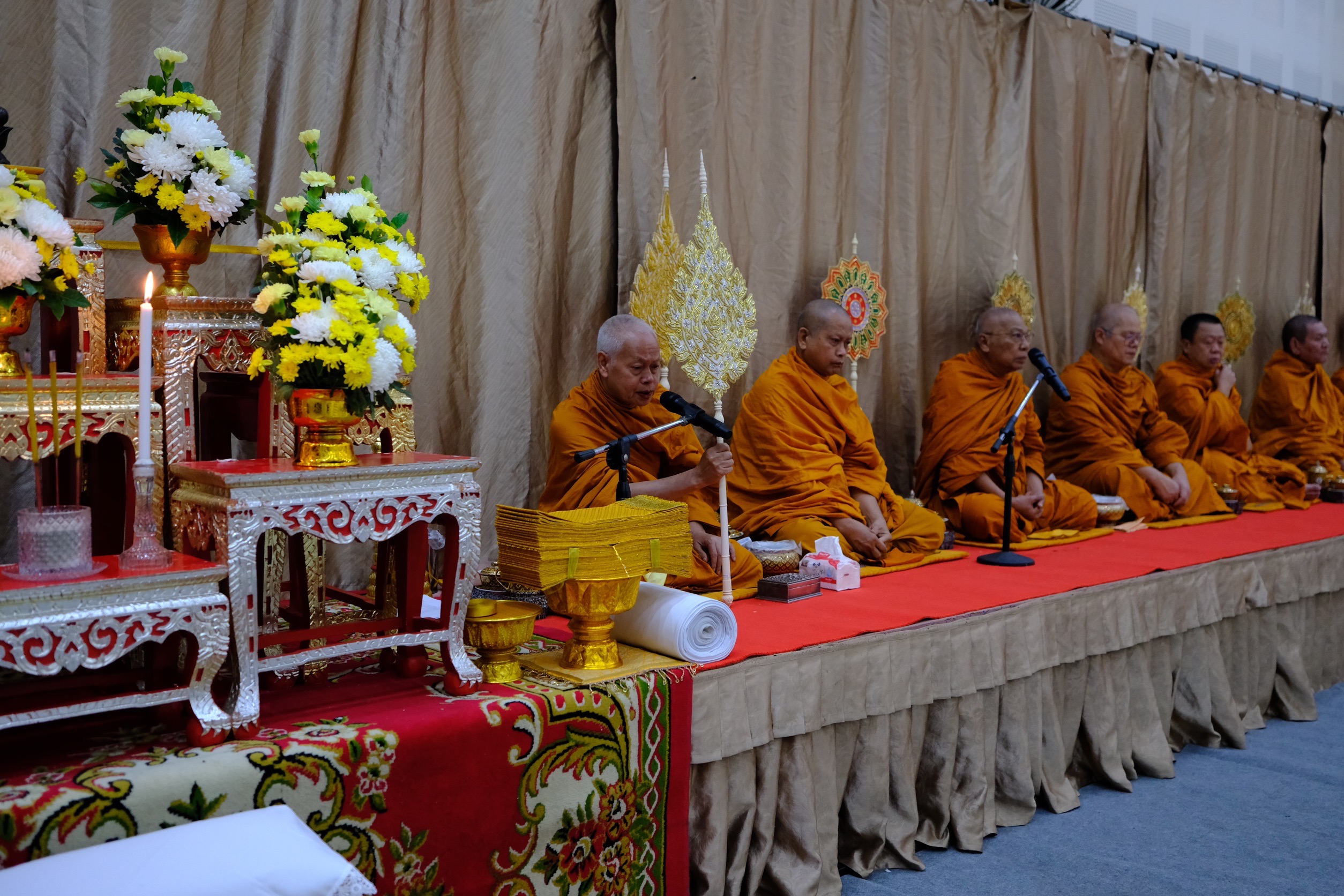 พช.สมุทรสงคราม ร่วมพิธีเจริญพระพุทธมนต์ ทำบุญตักบาตร และพิธีวางพานพุ่มดอกไม้ถวายราชสักการะ เนื่องในวันคล้ายวันพระบรมราชสมภพ พระบาทสมเด็จพระบรมชนกาธิเบศร มหาภูมิพลอดุลยเดชมหาราช บรมนาถบพิตร วันชาติ และวันพ่อแห่งชาติ