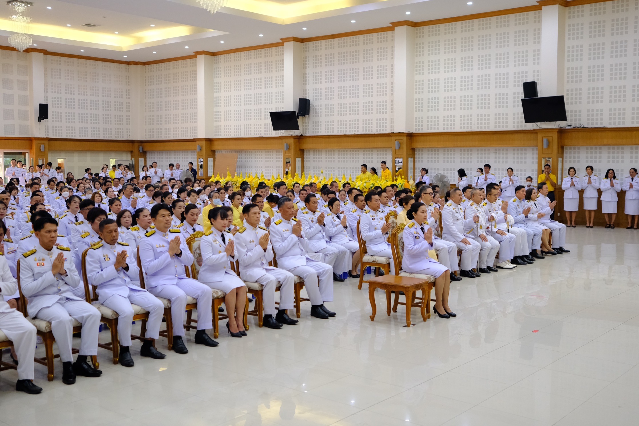 พช.สมุทรสงคราม ร่วมพิธีเจริญพระพุทธมนต์ ทำบุญตักบาตร และพิธีวางพานพุ่มดอกไม้ถวายราชสักการะ เนื่องในวันคล้ายวันพระบรมราชสมภพ พระบาทสมเด็จพระบรมชนกาธิเบศร มหาภูมิพลอดุลยเดชมหาราช บรมนาถบพิตร วันชาติ และวันพ่อแห่งชาติ