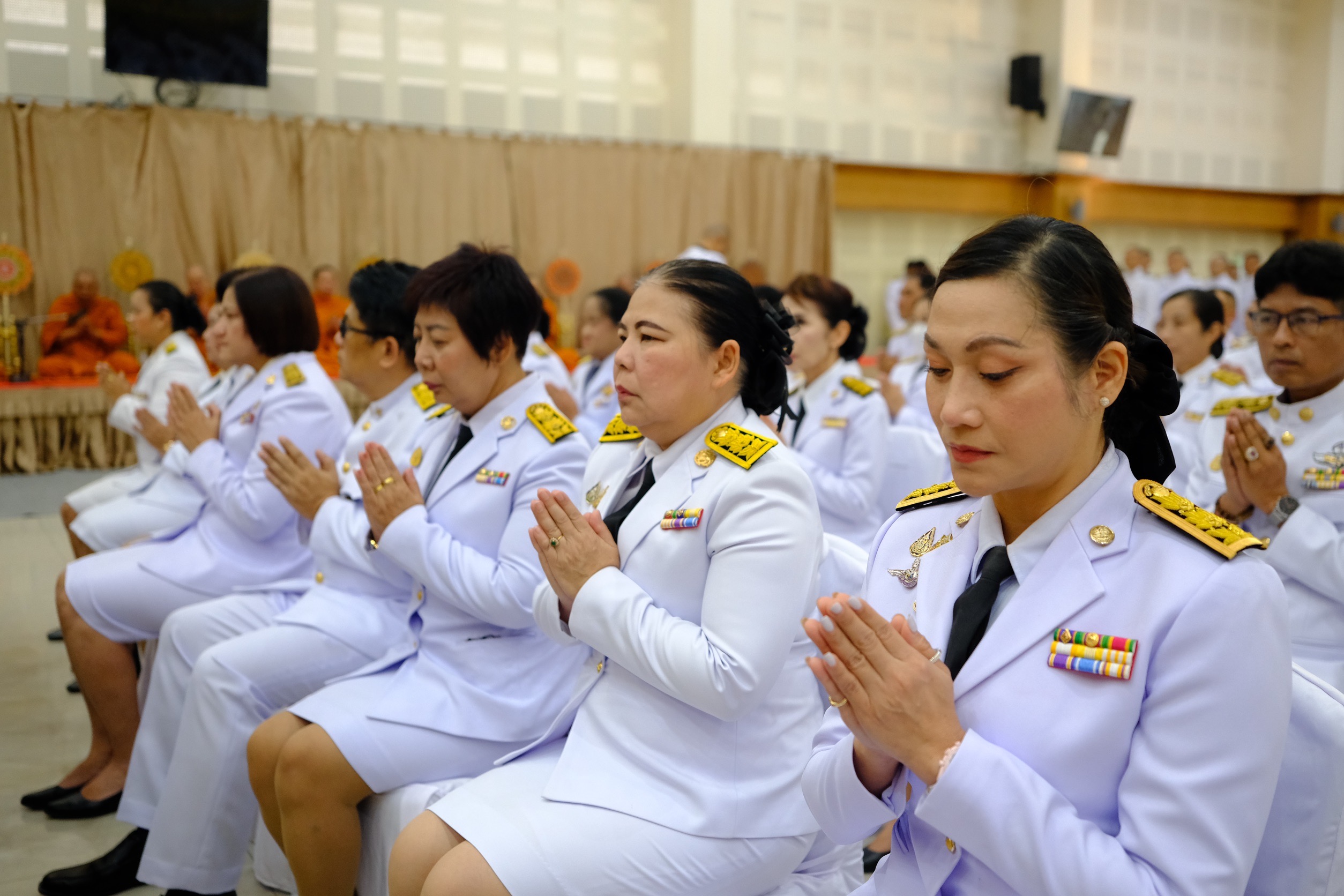 พช.สมุทรสงคราม ร่วมพิธีเจริญพระพุทธมนต์ ทำบุญตักบาตร และพิธีวางพานพุ่มดอกไม้ถวายราชสักการะ เนื่องในวันคล้ายวันพระบรมราชสมภพ พระบาทสมเด็จพระบรมชนกาธิเบศร มหาภูมิพลอดุลยเดชมหาราช บรมนาถบพิตร วันชาติ และวันพ่อแห่งชาติ