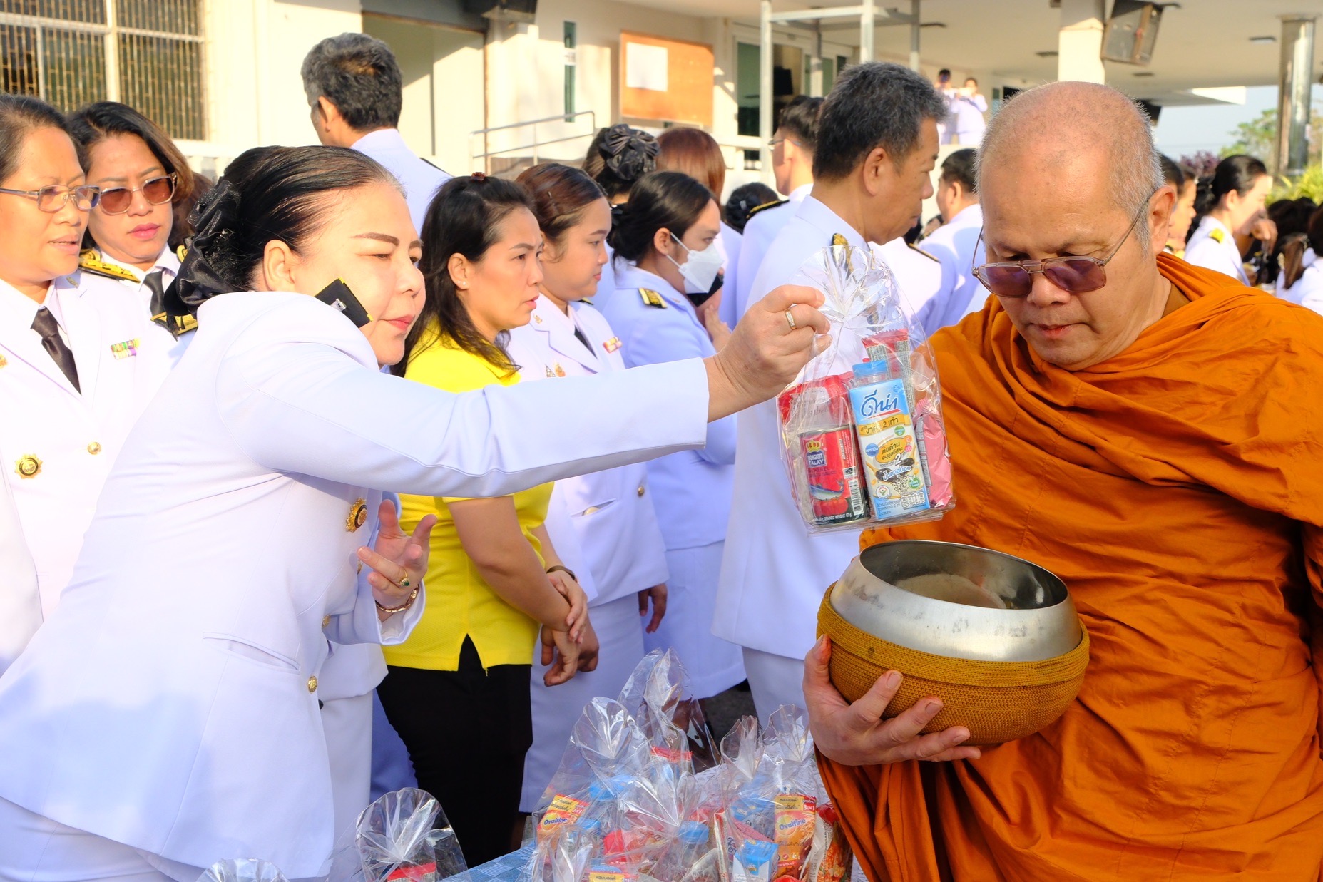 พช.สมุทรสงคราม ร่วมพิธีเจริญพระพุทธมนต์ ทำบุญตักบาตร และพิธีวางพานพุ่มดอกไม้ถวายราชสักการะ เนื่องในวันคล้ายวันพระบรมราชสมภพ พระบาทสมเด็จพระบรมชนกาธิเบศร มหาภูมิพลอดุลยเดชมหาราช บรมนาถบพิตร วันชาติ และวันพ่อแห่งชาติ