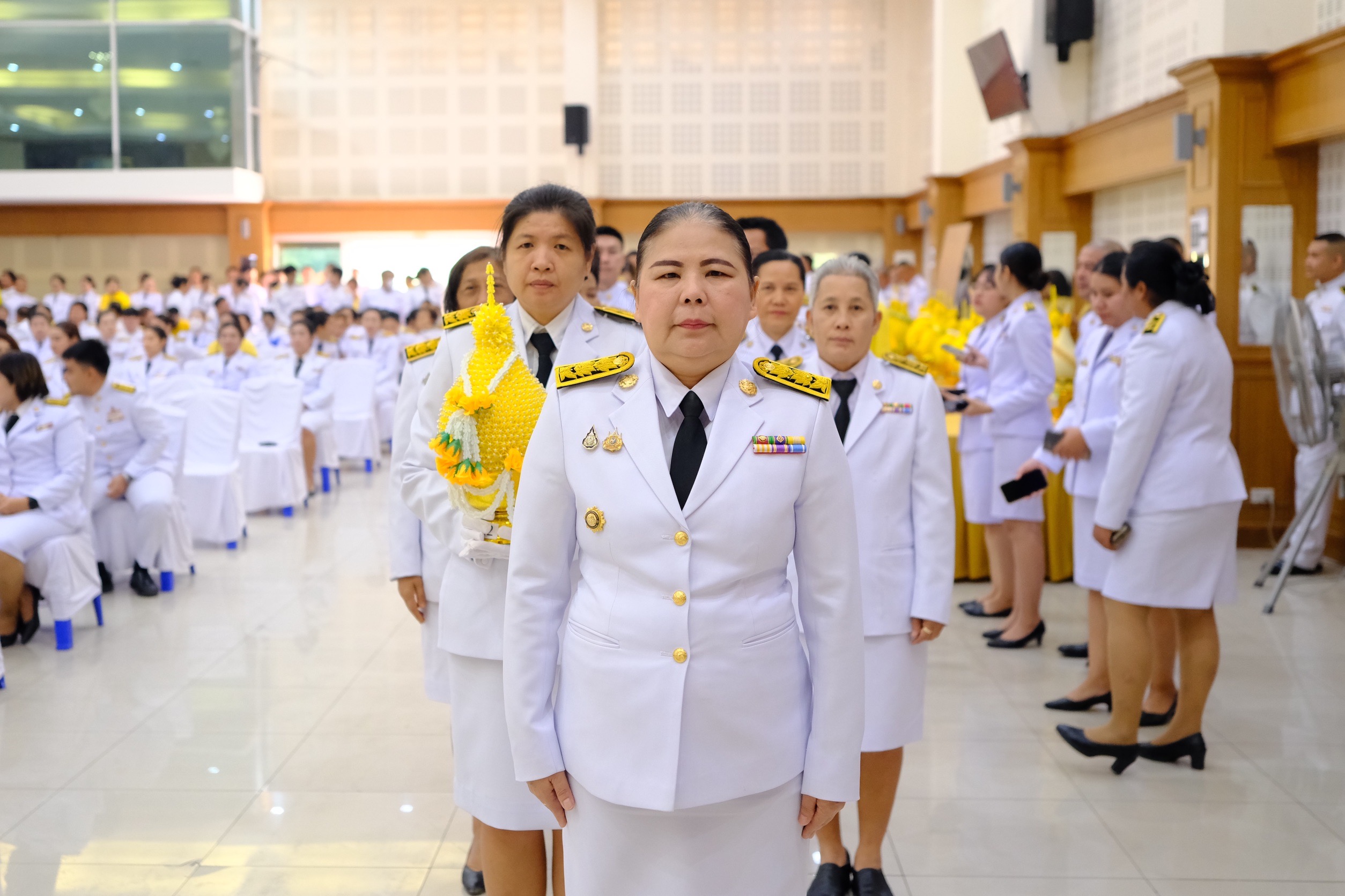 พช.สมุทรสงคราม ร่วมพิธีเจริญพระพุทธมนต์ ทำบุญตักบาตร และพิธีวางพานพุ่มดอกไม้ถวายราชสักการะ เนื่องในวันคล้ายวันพระบรมราชสมภพ พระบาทสมเด็จพระบรมชนกาธิเบศร มหาภูมิพลอดุลยเดชมหาราช บรมนาถบพิตร วันชาติ และวันพ่อแห่งชาติ
