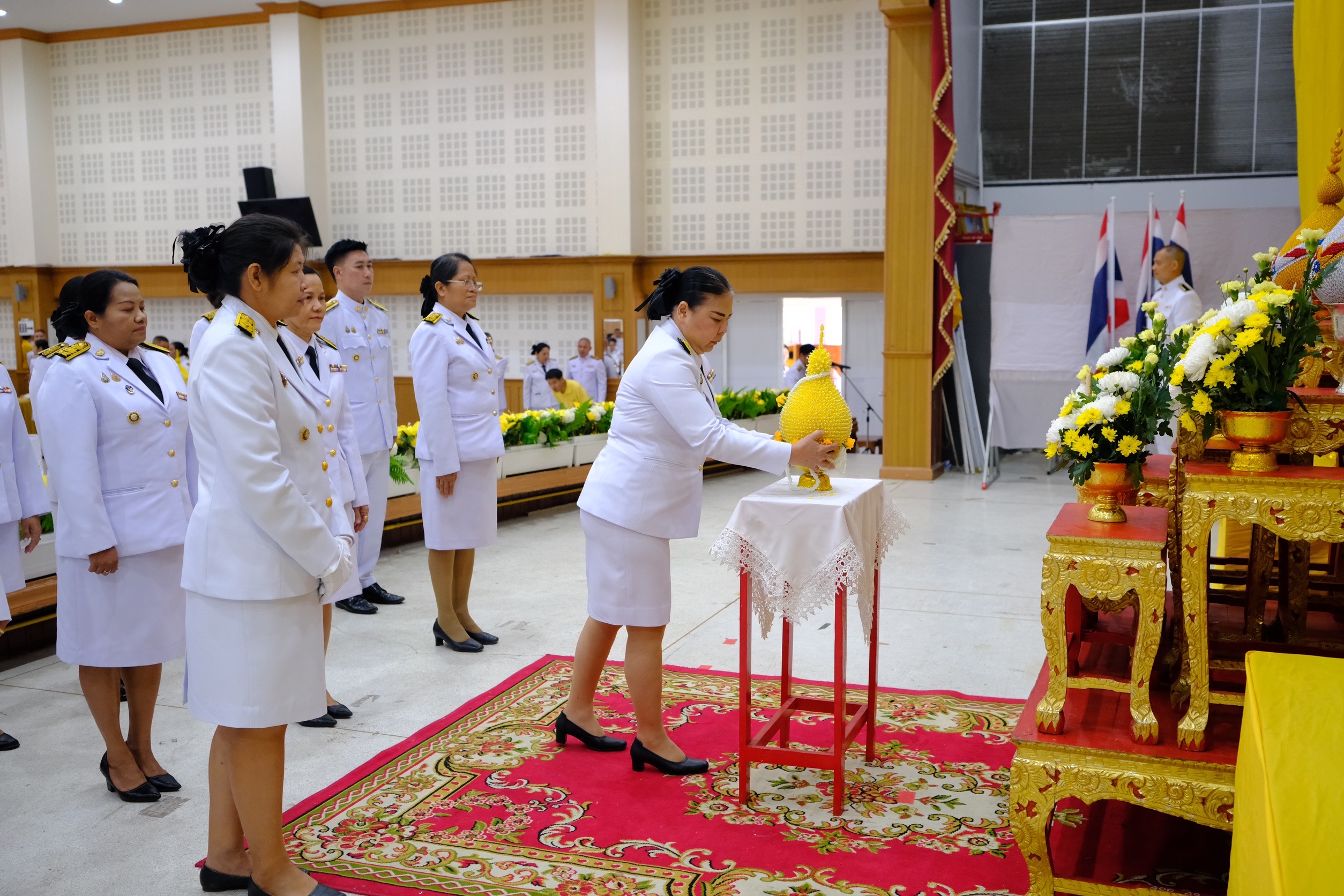 พช.สมุทรสงคราม ร่วมพิธีเจริญพระพุทธมนต์ ทำบุญตักบาตร และพิธีวางพานพุ่มดอกไม้ถวายราชสักการะ เนื่องในวันคล้ายวันพระบรมราชสมภพ พระบาทสมเด็จพระบรมชนกาธิเบศร มหาภูมิพลอดุลยเดชมหาราช บรมนาถบพิตร วันชาติ และวันพ่อแห่งชาติ