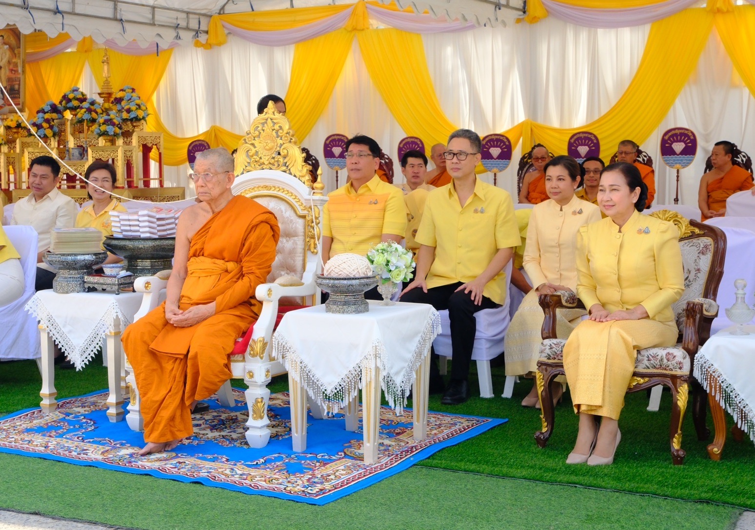 พช.สมุทรสงคราม ร่วมพิธีอัญเชิญตราสัญลักษณ์เฉลิมพระเกียรติพระบาทสมเด็จพระเจ้าอยู่หัวขึ้นประดิษฐานบนหน้าบันพระอุโบสถหลังใหม่