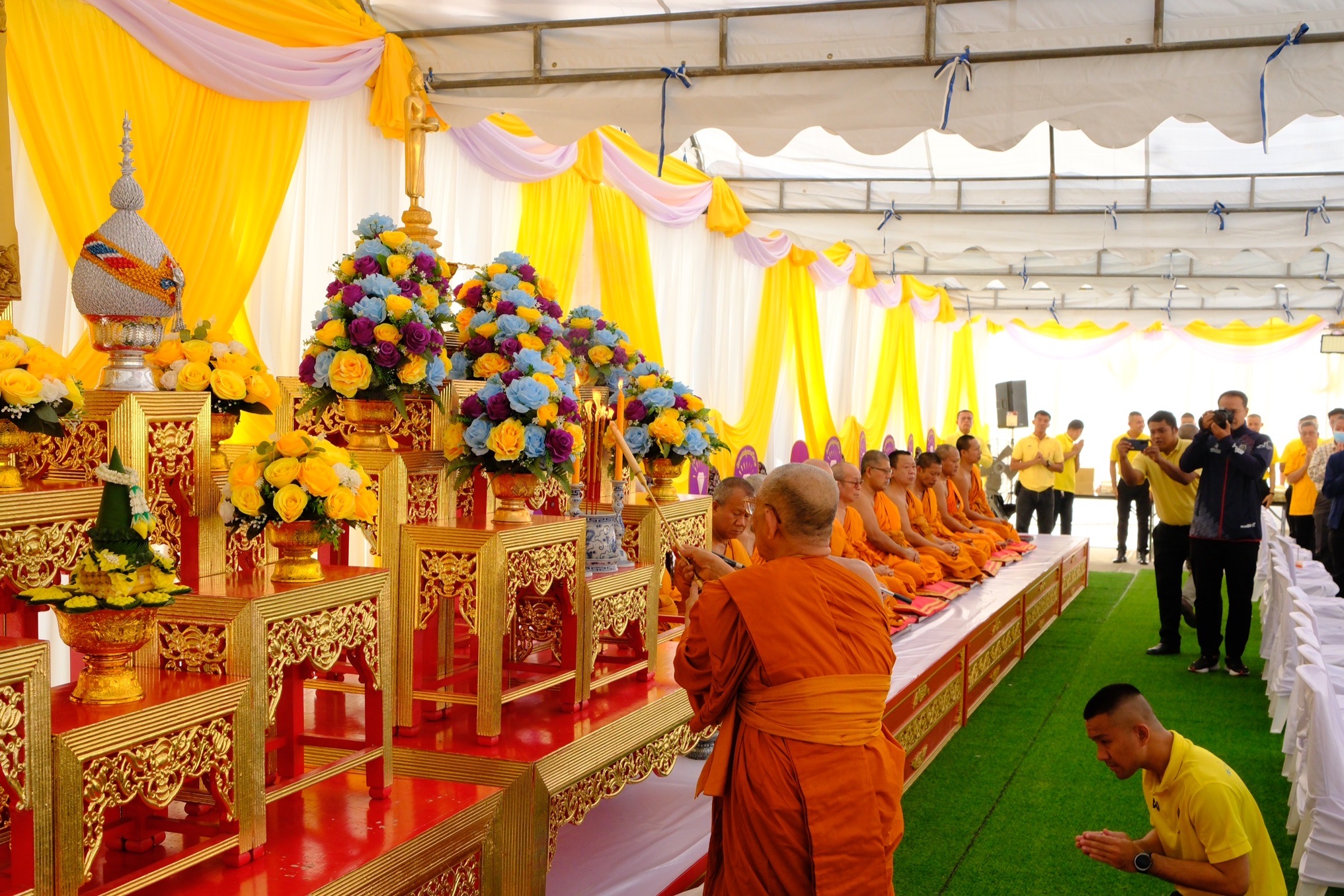 พช.สมุทรสงคราม ร่วมพิธีอัญเชิญตราสัญลักษณ์เฉลิมพระเกียรติพระบาทสมเด็จพระเจ้าอยู่หัวขึ้นประดิษฐานบนหน้าบันพระอุโบสถหลังใหม่