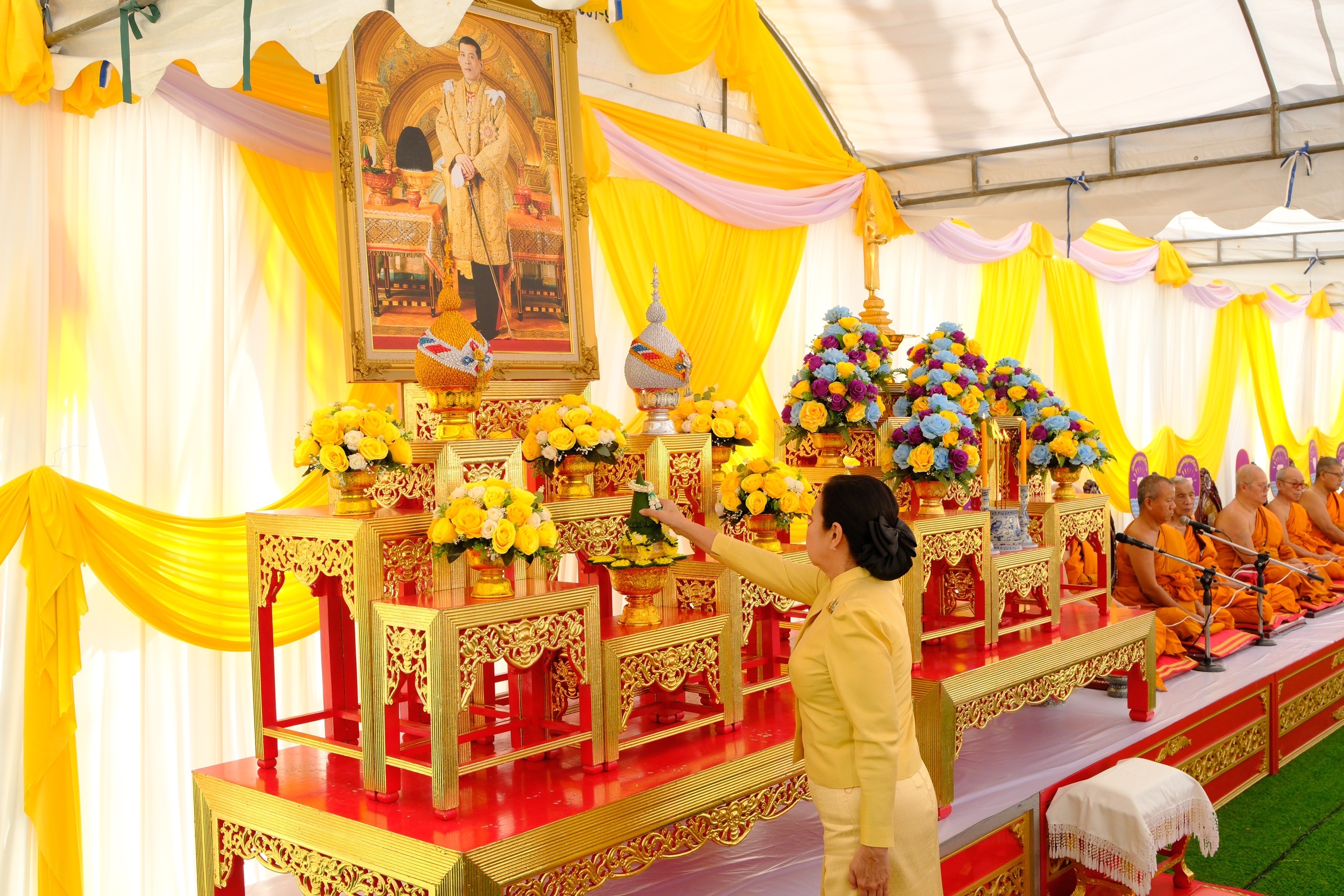 พช.สมุทรสงคราม ร่วมพิธีอัญเชิญตราสัญลักษณ์เฉลิมพระเกียรติพระบาทสมเด็จพระเจ้าอยู่หัวขึ้นประดิษฐานบนหน้าบันพระอุโบสถหลังใหม่