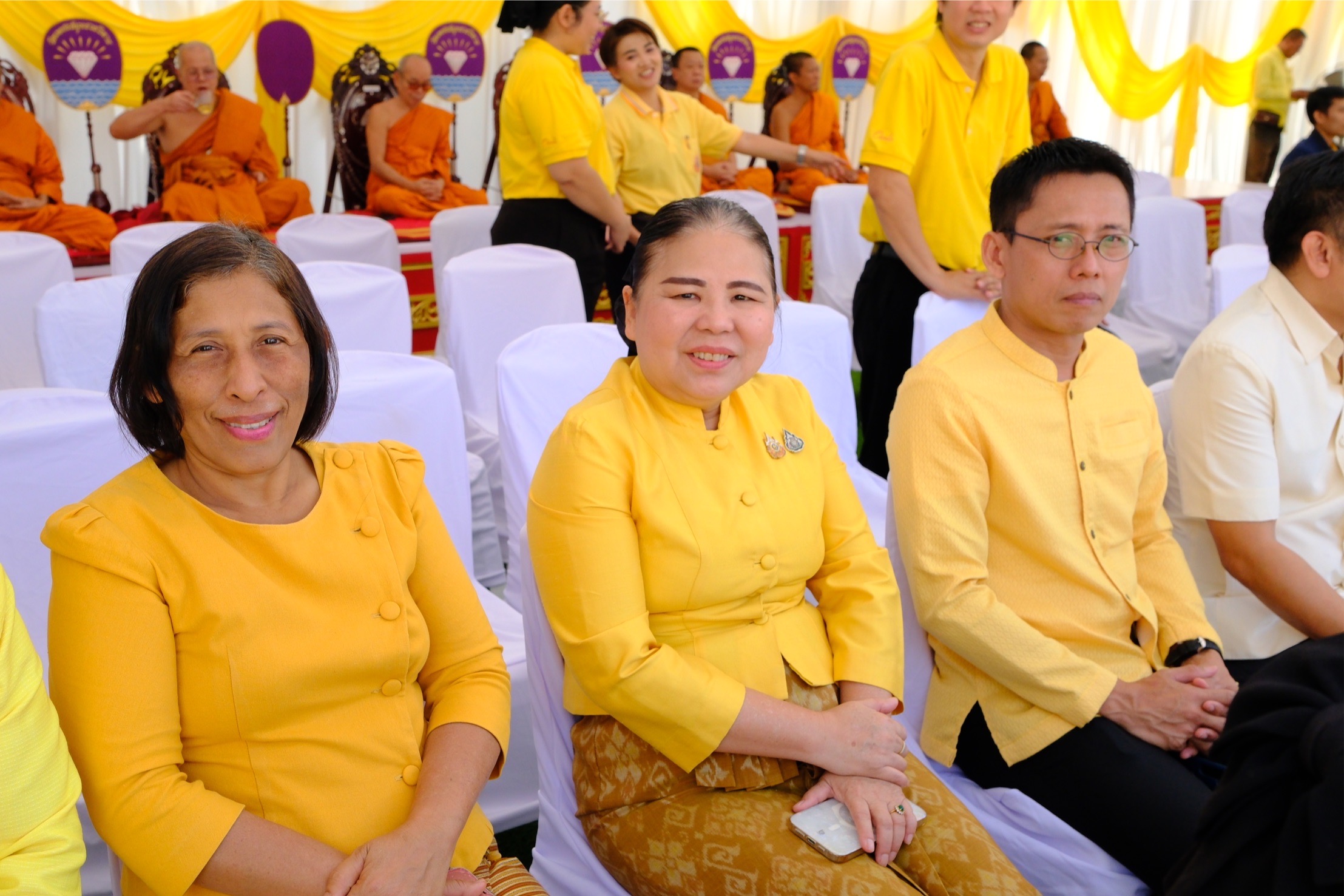 พช.สมุทรสงคราม ร่วมพิธีอัญเชิญตราสัญลักษณ์เฉลิมพระเกียรติพระบาทสมเด็จพระเจ้าอยู่หัวขึ้นประดิษฐานบนหน้าบันพระอุโบสถหลังใหม่