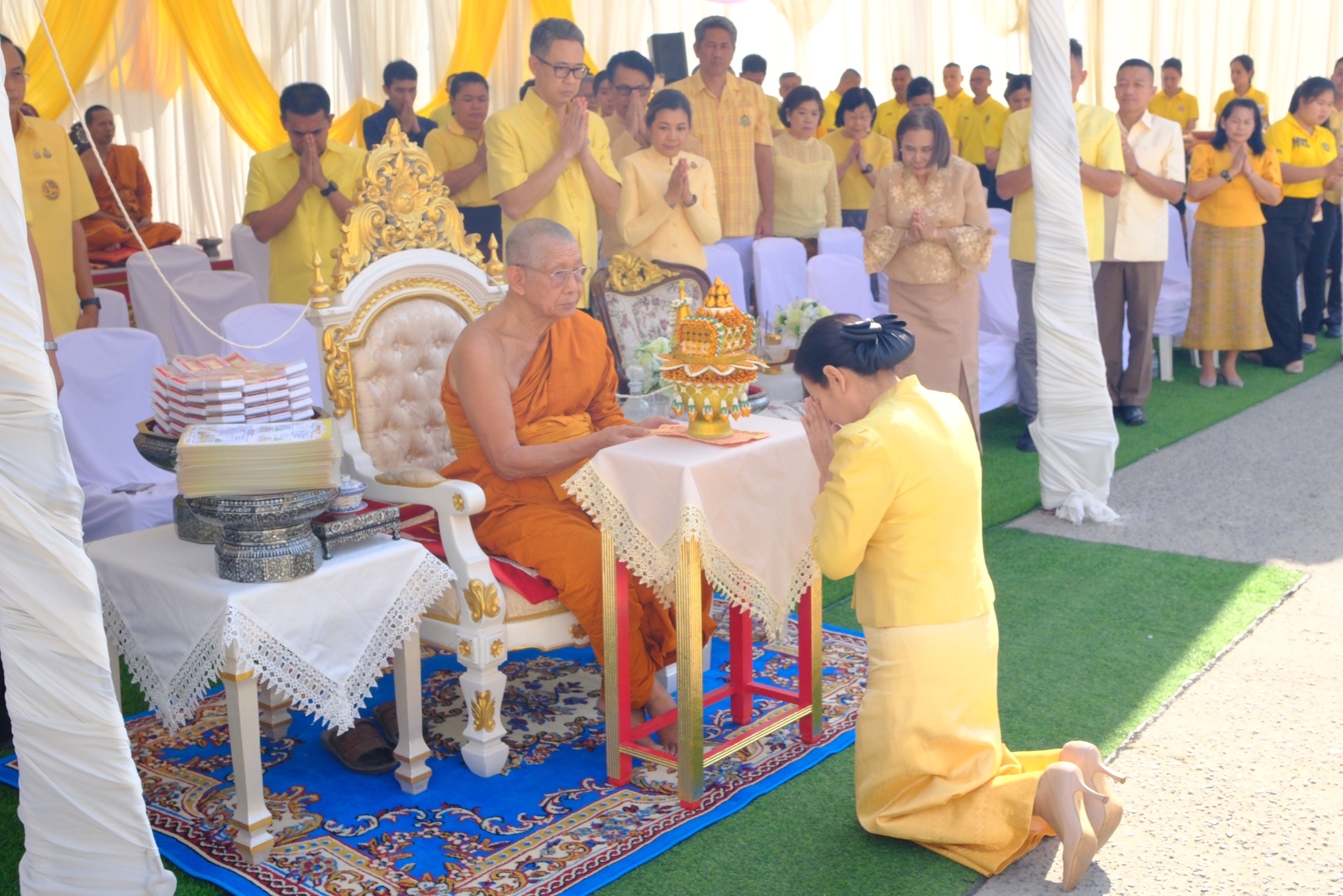 พช.สมุทรสงคราม ร่วมพิธีอัญเชิญตราสัญลักษณ์เฉลิมพระเกียรติพระบาทสมเด็จพระเจ้าอยู่หัวขึ้นประดิษฐานบนหน้าบันพระอุโบสถหลังใหม่