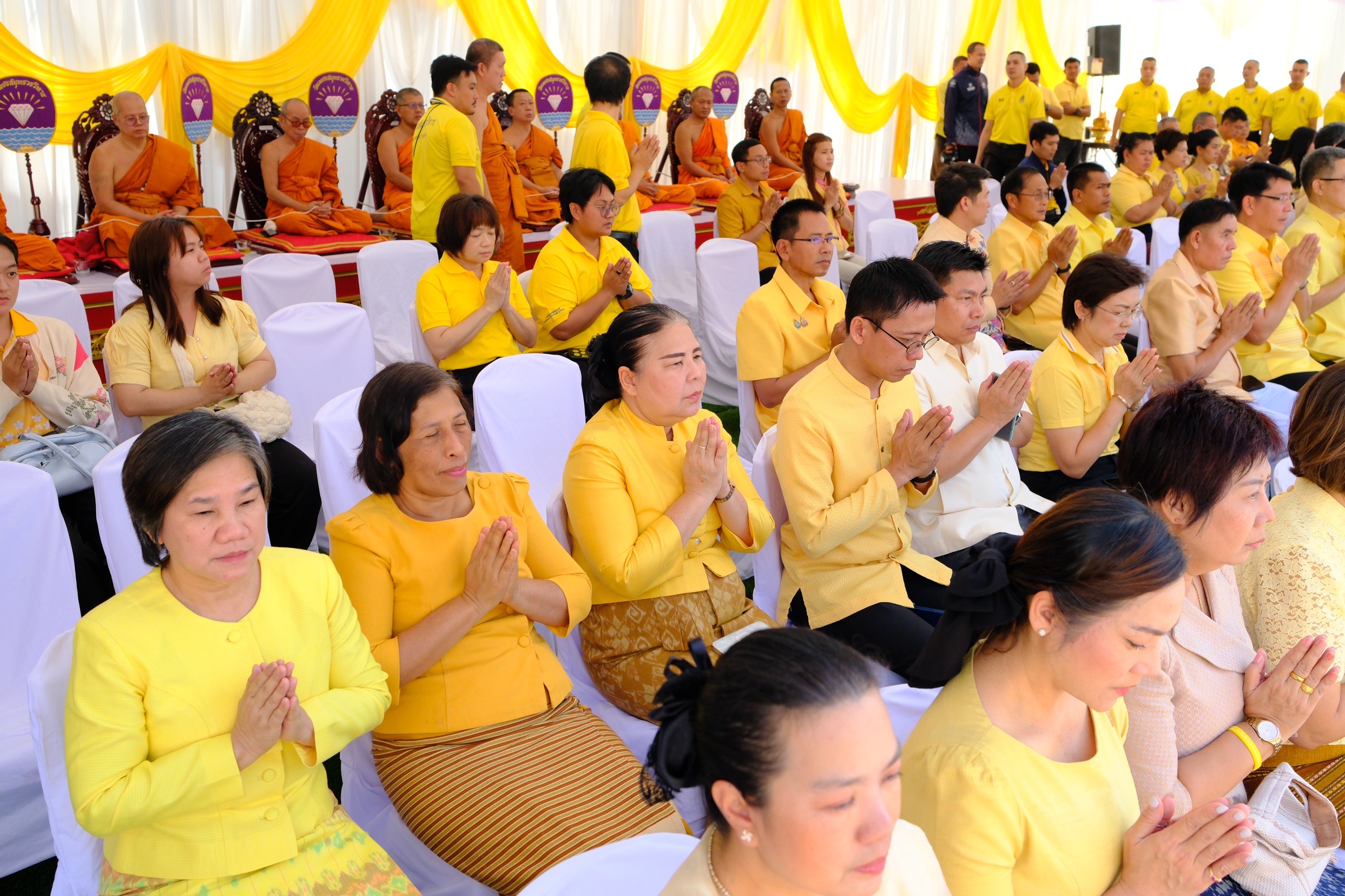 พช.สมุทรสงคราม ร่วมพิธีอัญเชิญตราสัญลักษณ์เฉลิมพระเกียรติพระบาทสมเด็จพระเจ้าอยู่หัวขึ้นประดิษฐานบนหน้าบันพระอุโบสถหลังใหม่