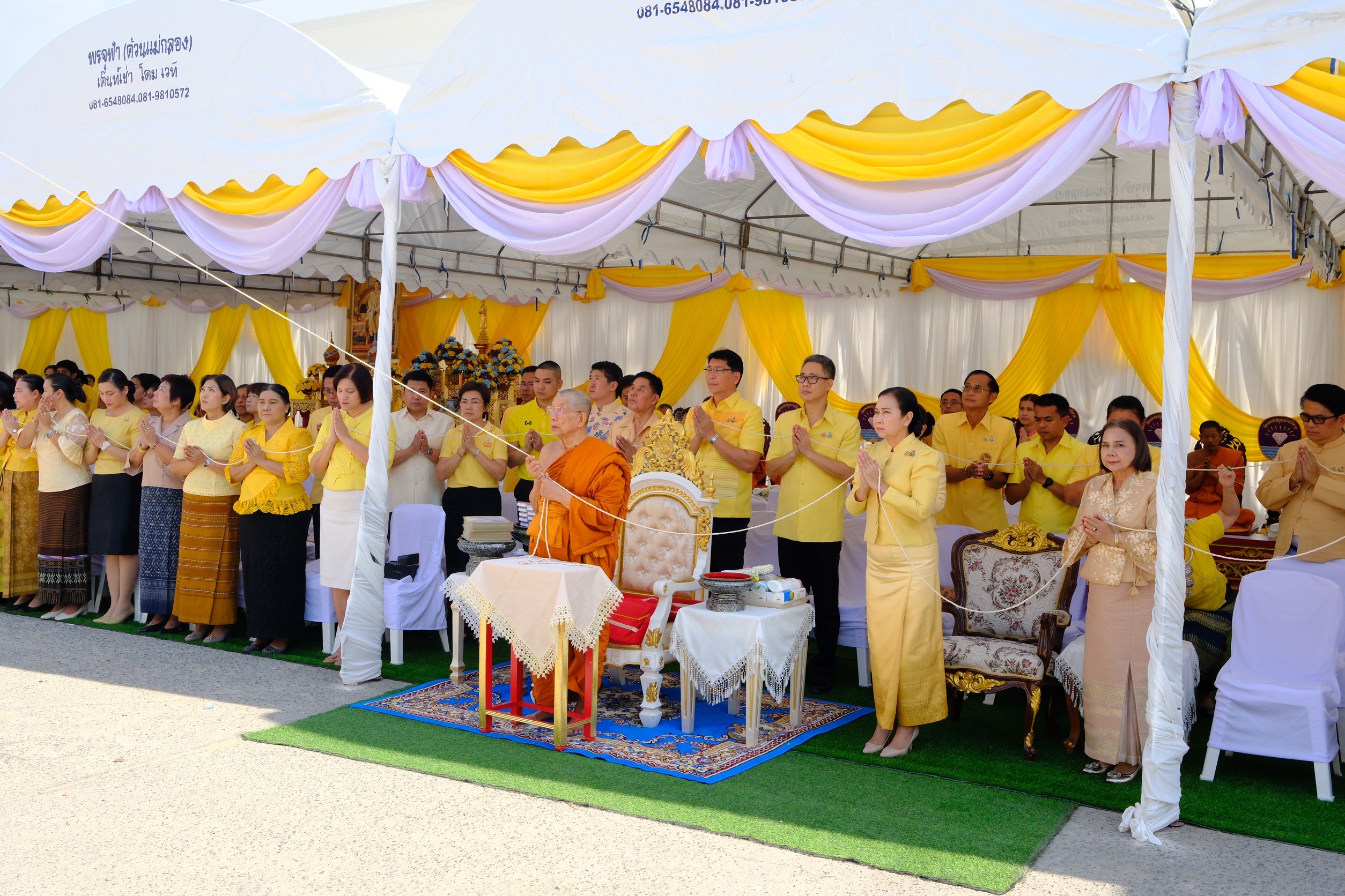 พช.สมุทรสงคราม ร่วมพิธีอัญเชิญตราสัญลักษณ์เฉลิมพระเกียรติพระบาทสมเด็จพระเจ้าอยู่หัวขึ้นประดิษฐานบนหน้าบันพระอุโบสถหลังใหม่
