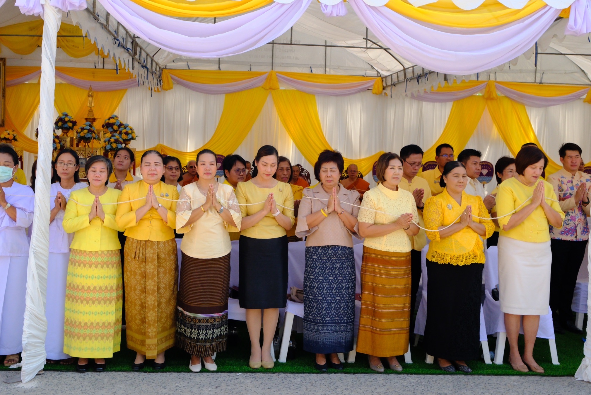 พช.สมุทรสงคราม ร่วมพิธีอัญเชิญตราสัญลักษณ์เฉลิมพระเกียรติพระบาทสมเด็จพระเจ้าอยู่หัวขึ้นประดิษฐานบนหน้าบันพระอุโบสถหลังใหม่