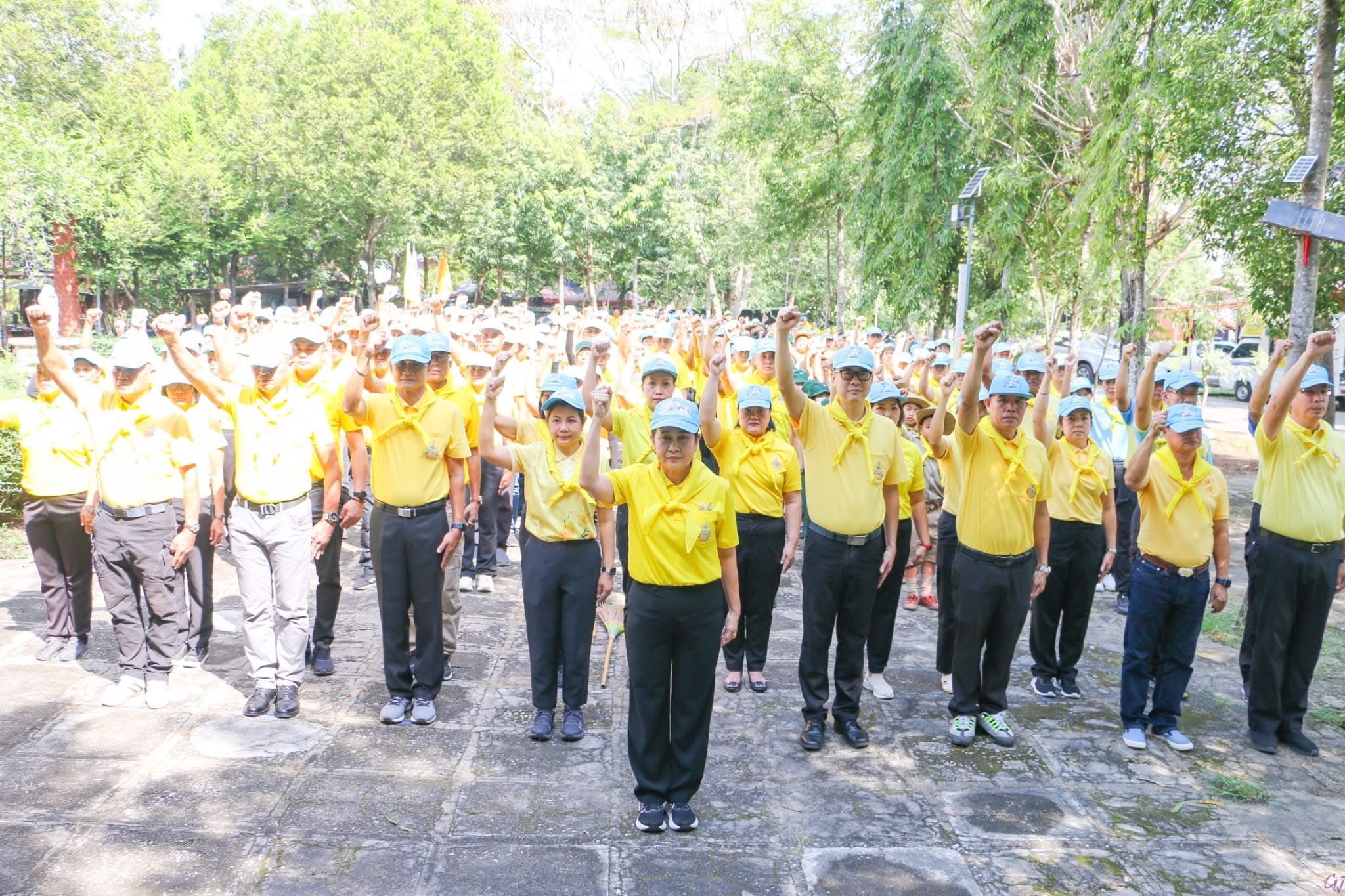 พช.สมุทรสงคราม ร่วมกิจกรรมจิตอาสาพัฒนาเนื่องในวันคล้ายวันพระบรมราชสมภพ พระบาทสมเด็จพระชนกาธิเบศร มหาภูมิพลอดุลยเดชมหาราช บรมนาถบพิตร วันชาติ วันพ่อแห่งชาติ และวันดินโลก