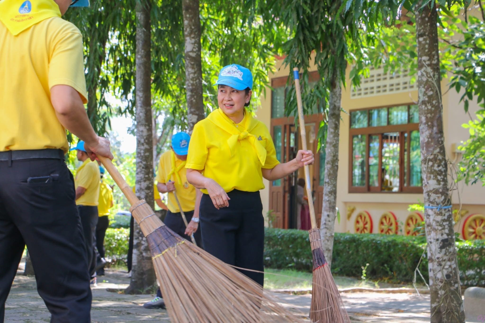 พช.สมุทรสงคราม ร่วมกิจกรรมจิตอาสาพัฒนาเนื่องในวันคล้ายวันพระบรมราชสมภพ พระบาทสมเด็จพระชนกาธิเบศร มหาภูมิพลอดุลยเดชมหาราช บรมนาถบพิตร วันชาติ วันพ่อแห่งชาติ และวันดินโลก