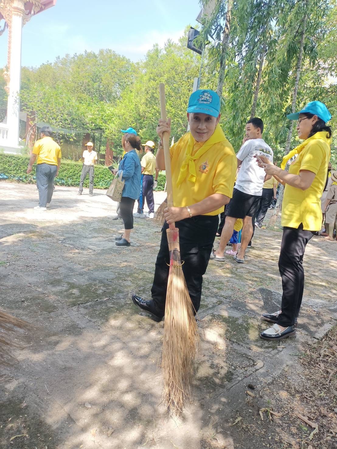 พช.สมุทรสงคราม ร่วมกิจกรรมจิตอาสาพัฒนาเนื่องในวันคล้ายวันพระบรมราชสมภพ พระบาทสมเด็จพระชนกาธิเบศร มหาภูมิพลอดุลยเดชมหาราช บรมนาถบพิตร วันชาติ วันพ่อแห่งชาติ และวันดินโลก