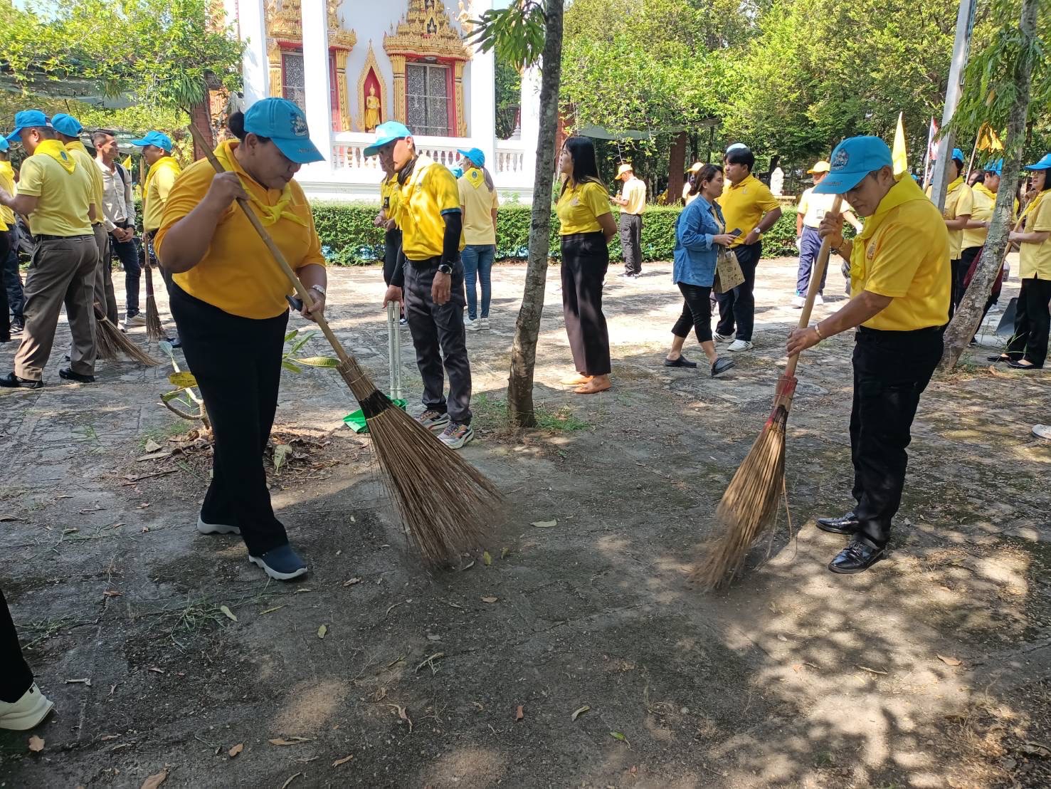 พช.สมุทรสงคราม ร่วมกิจกรรมจิตอาสาพัฒนาเนื่องในวันคล้ายวันพระบรมราชสมภพ พระบาทสมเด็จพระชนกาธิเบศร มหาภูมิพลอดุลยเดชมหาราช บรมนาถบพิตร วันชาติ วันพ่อแห่งชาติ และวันดินโลก