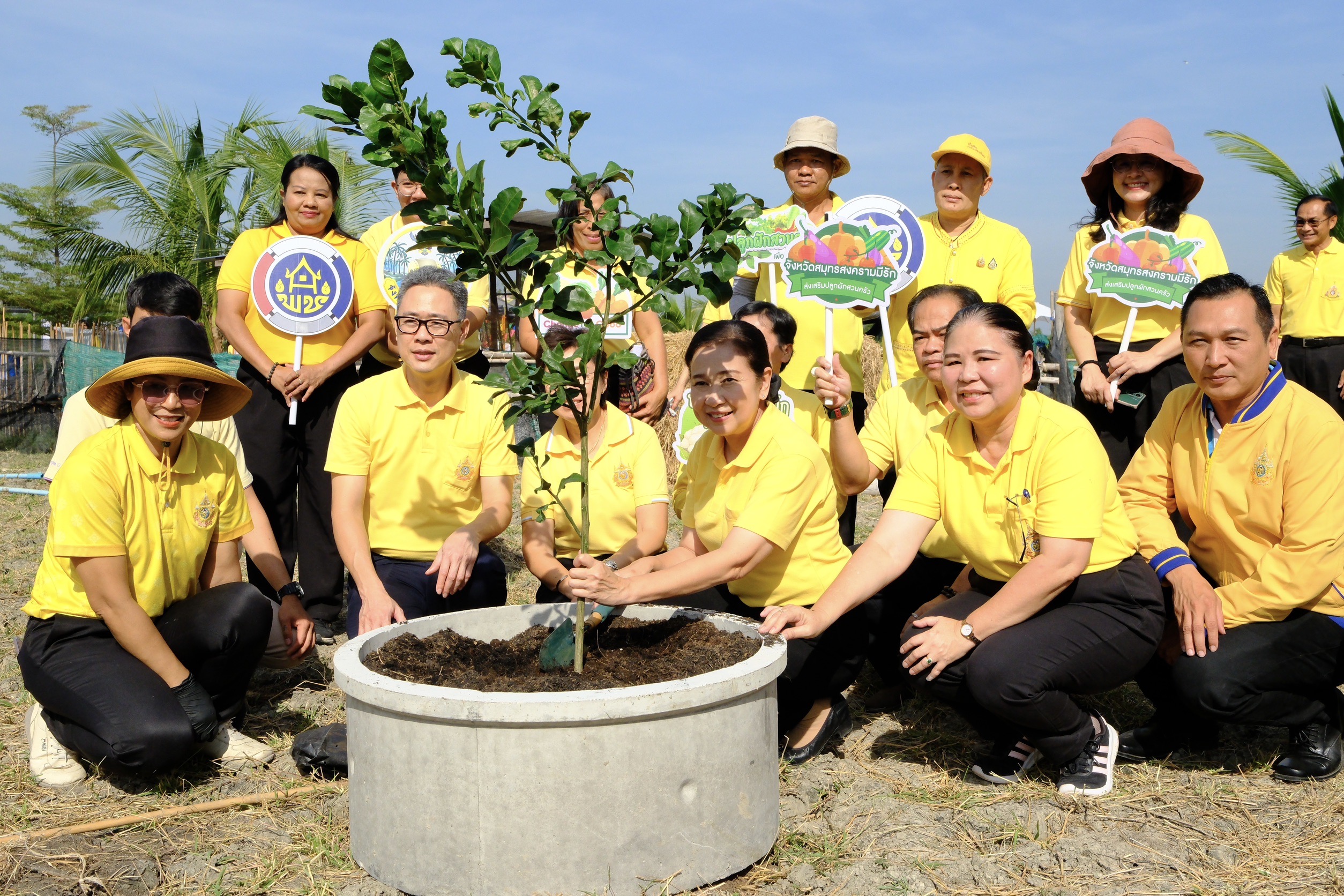 พช.สมุทรสงคราม จัดกิจกรรมเอามื้อสามัคคี “เราทำความดีด้วยหัวใจ“ ครั้งที่ 33 และเนื่องในโอกาสวันดินโลก ประจำปี พ.ศ. 2567