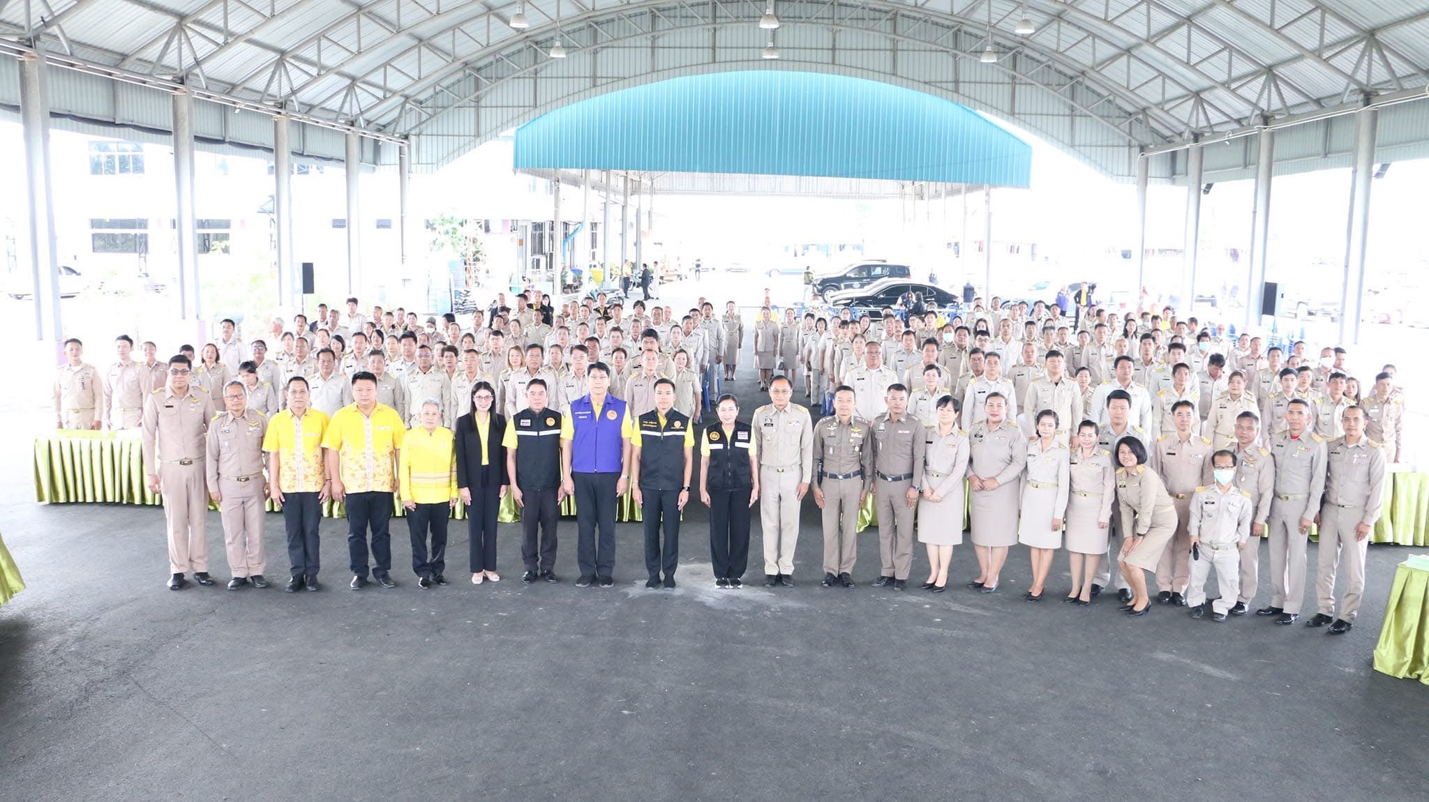 พช.สมุทรสงคราม ร่วมเป็นคณะในการลงพื้นที่มอบนโยบายแนวทางการปฏิบัติราชการ ให้แก่หัวหน้าส่วนราชการ องค์กรปกครองส่วนท้องถิ่น กำนัน/ผู้ใหญ่บ้าน และตรวจเยี่ยมสถานที่สำคัญของอำเภอเมืองสมุทรสงคราม