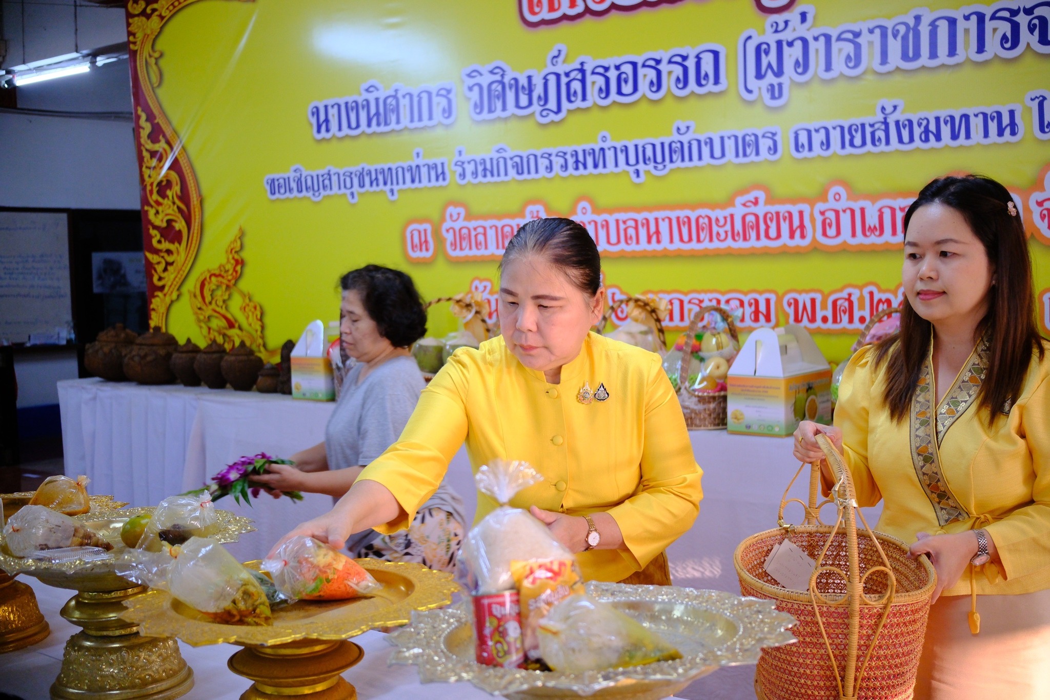 พช.สมุทรสงคราม ร่วมกิจกรรม “ชูธรรมนำชีวิต จังหวัดสมุทรสงคราม” ทำบุญตักบาตรวันธรรมสวนะ น้อมนำหลักธรรมมาใช้ในชีวิตประจำวัน