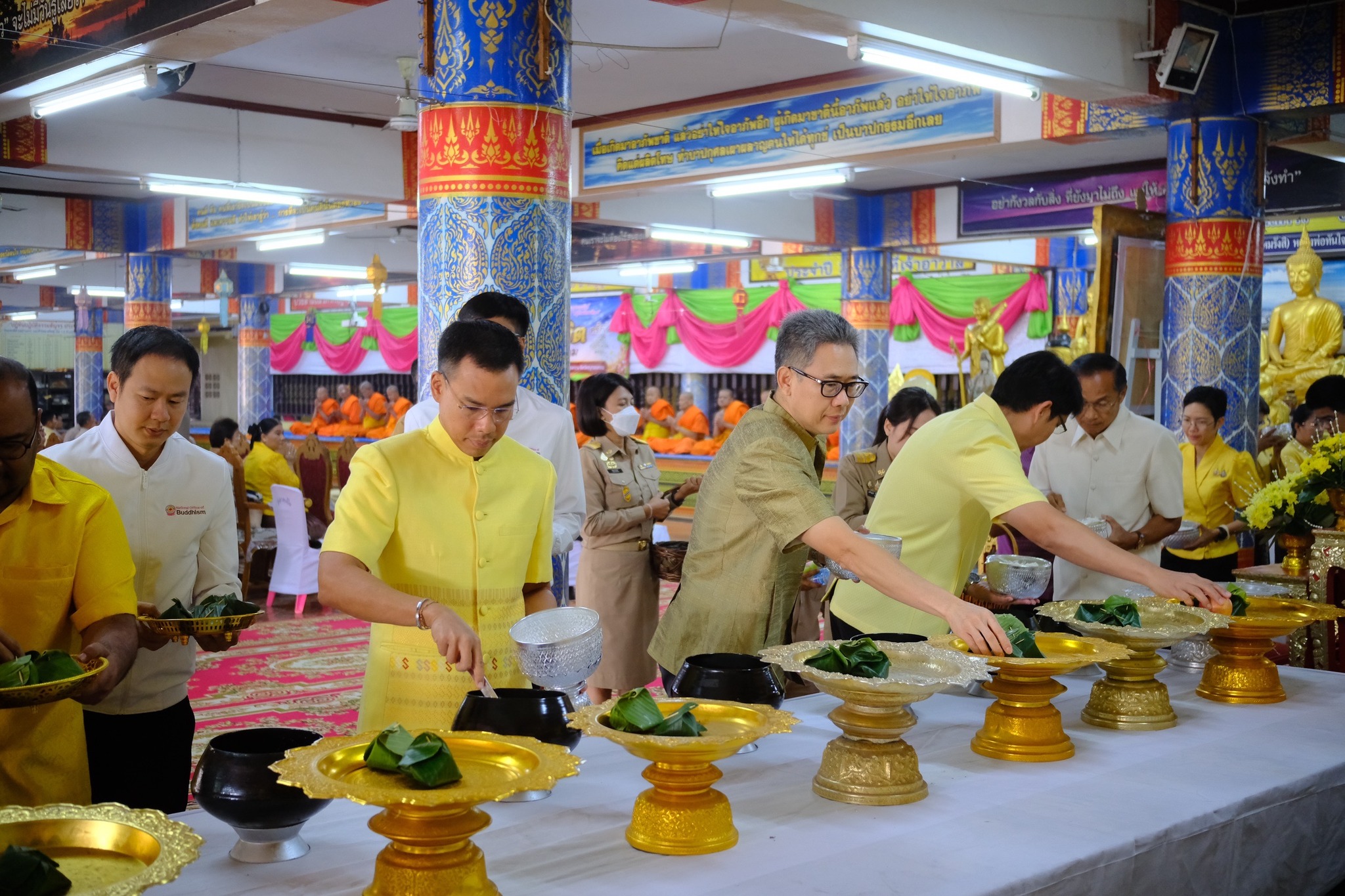 พช.สมุทรสงคราม ร่วมกิจกรรม “ชูธรรมนำชีวิต จังหวัดสมุทรสงคราม” ทำบุญตักบาตรวันธรรมสวนะ น้อมนำหลักธรรมมาใช้ในชีวิตประจำวัน