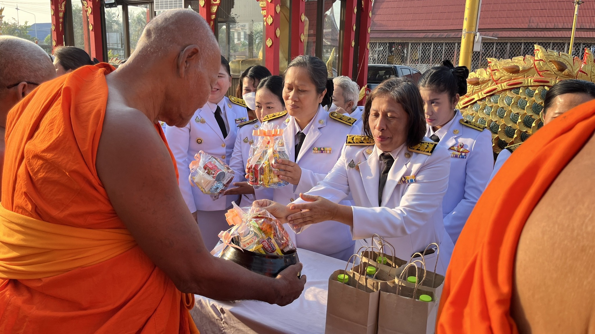พช.สมุทรสงคราม ร่วมพิธีเจริญพระพุทธมนต์และพิธีทำบุญตักบาตรเฉลิมพระเกียรติสมเด็จพระเจ้าลูกเธอ เจ้าฟ้าสิริวัณณวรี นารีรัตนราชกัญญา เนื่องในโอกาสวันคล้ายวันประสูติ 8 มกราคม