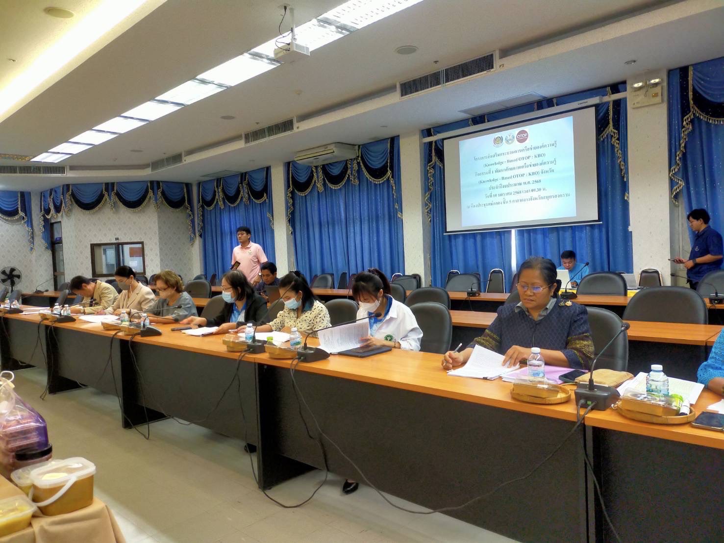 พช.สมุทรสงคราม ดำเนินโครงการส่งเสริมกระบวนการเครือข่ายองค์ความรู้ (Knowledge – Based OTOP : KBO) กิจกรรมที่ 1 พัฒนาศักยภาพเครือข่ายองค์ความรู้ (Knowledge – Based OTOP : KBO) จังหวัด ประจำปีงบประมาณ พ.ศ. 2568