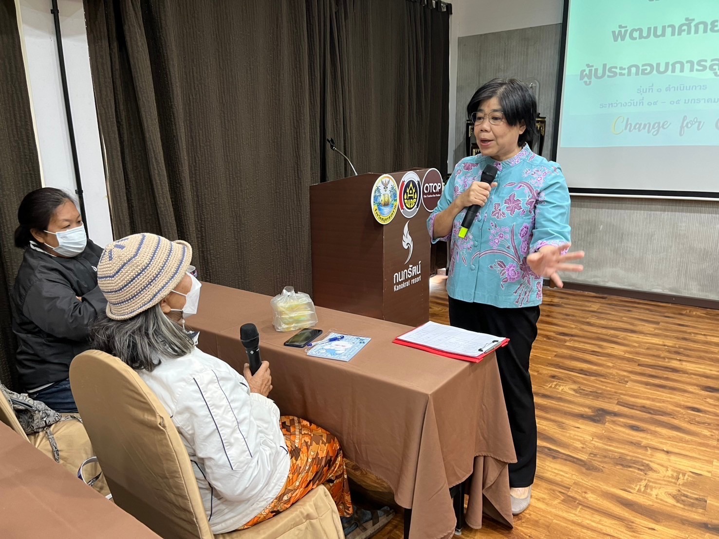 พช.สมุทรสงคราม จัดประชุมเชิงปฏิบัติการให้ความรู้แก่ผู้ผลิต ผู้ประกอบการ OTOP ตามโครงการพัฒนาศักยภาพผู้ประกอบการสู่ยุค 4.0 (รุ่นที่ 1)