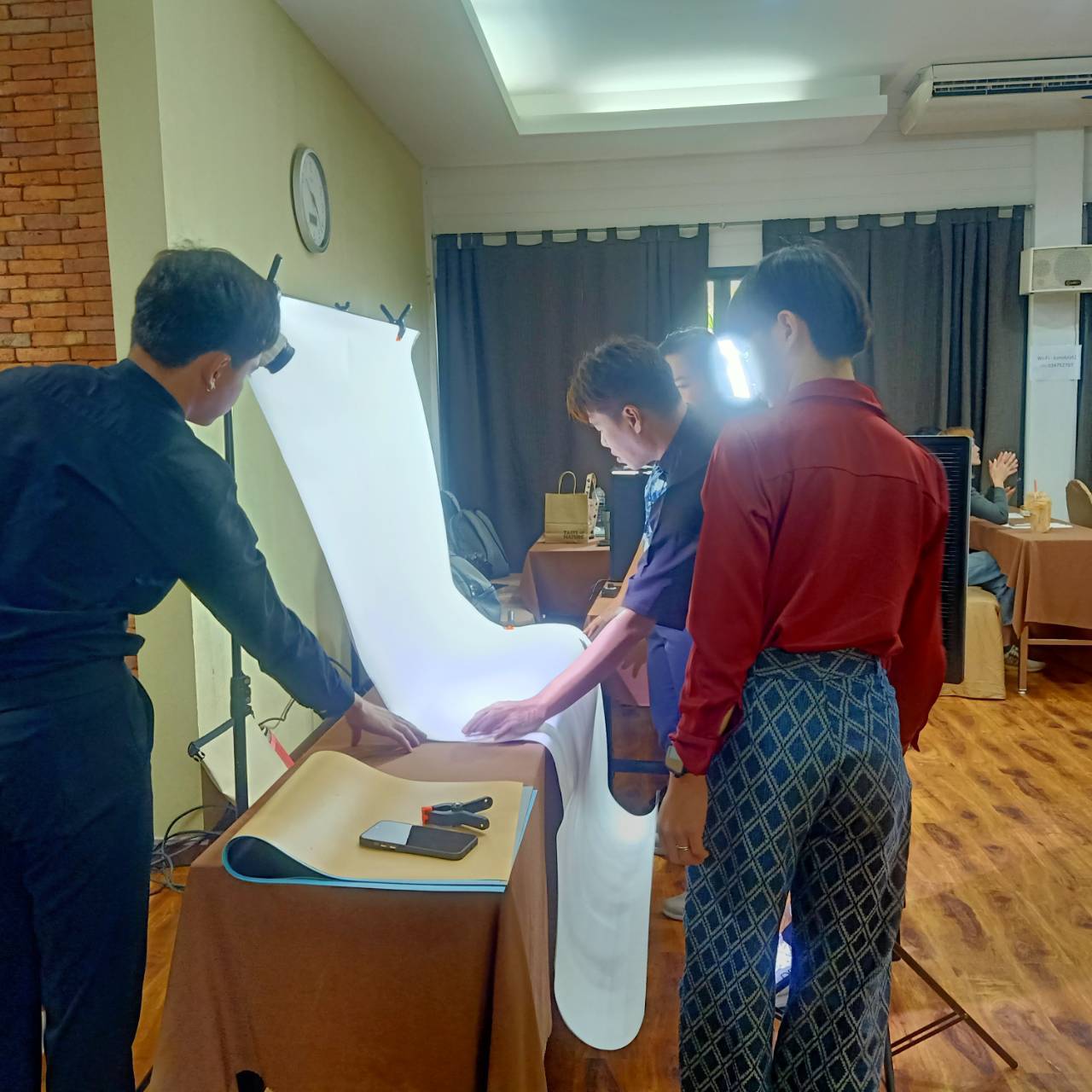พช.สมุทรสงคราม มอบเกียรติบัตรผู้ผ่านการอบรมฯ ตามโครงการพัฒนาศักยภาพผู้ประกอบการสู่ยุค 4.0