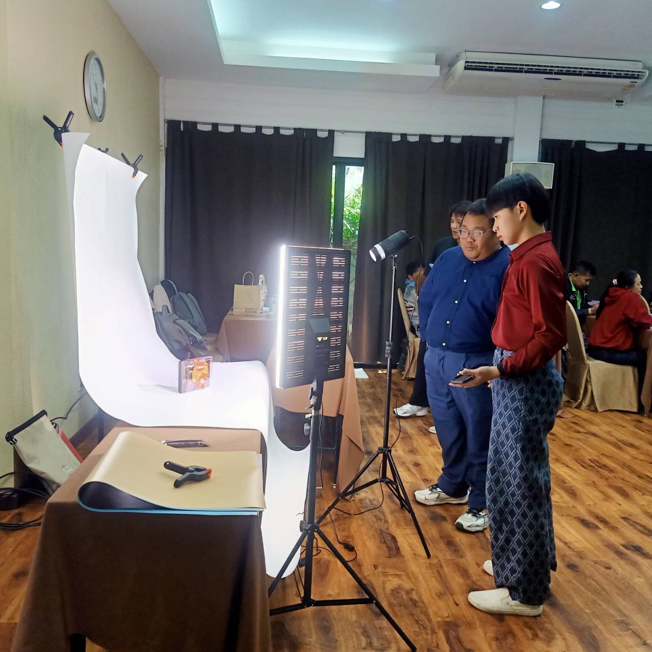 พช.สมุทรสงคราม มอบเกียรติบัตรผู้ผ่านการอบรมฯ ตามโครงการพัฒนาศักยภาพผู้ประกอบการสู่ยุค 4.0