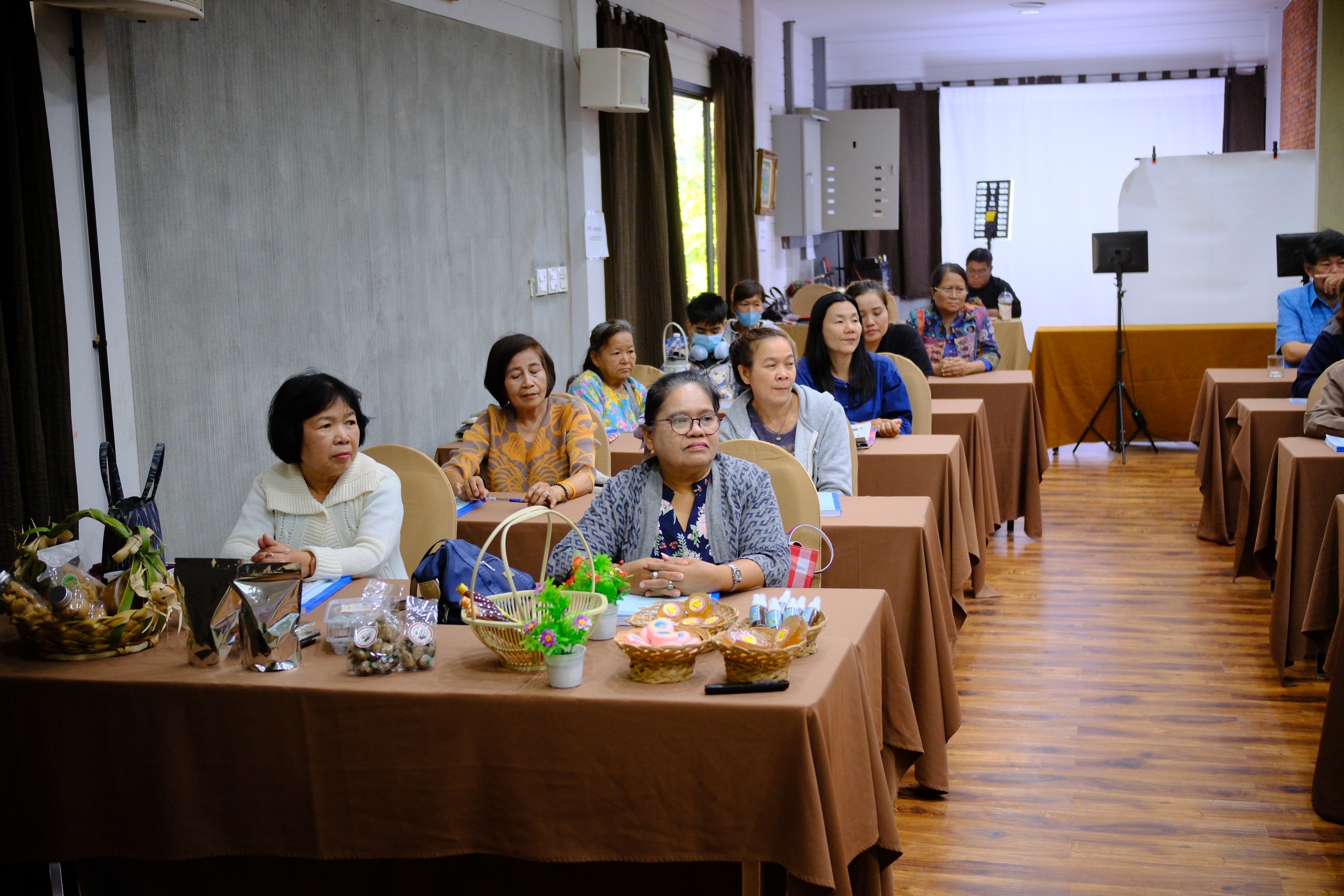 พช.สมุทรสงคราม จัดประชุมเชิงปฏิบัติการให้ความรู้แก่ผู้ผลิต ผู้ประกอบการ OTOP ตามโครงการพัฒนาศักยภาพผู้ประกอบการสู่ยุค 4.0 (รุ่นที่ 2)