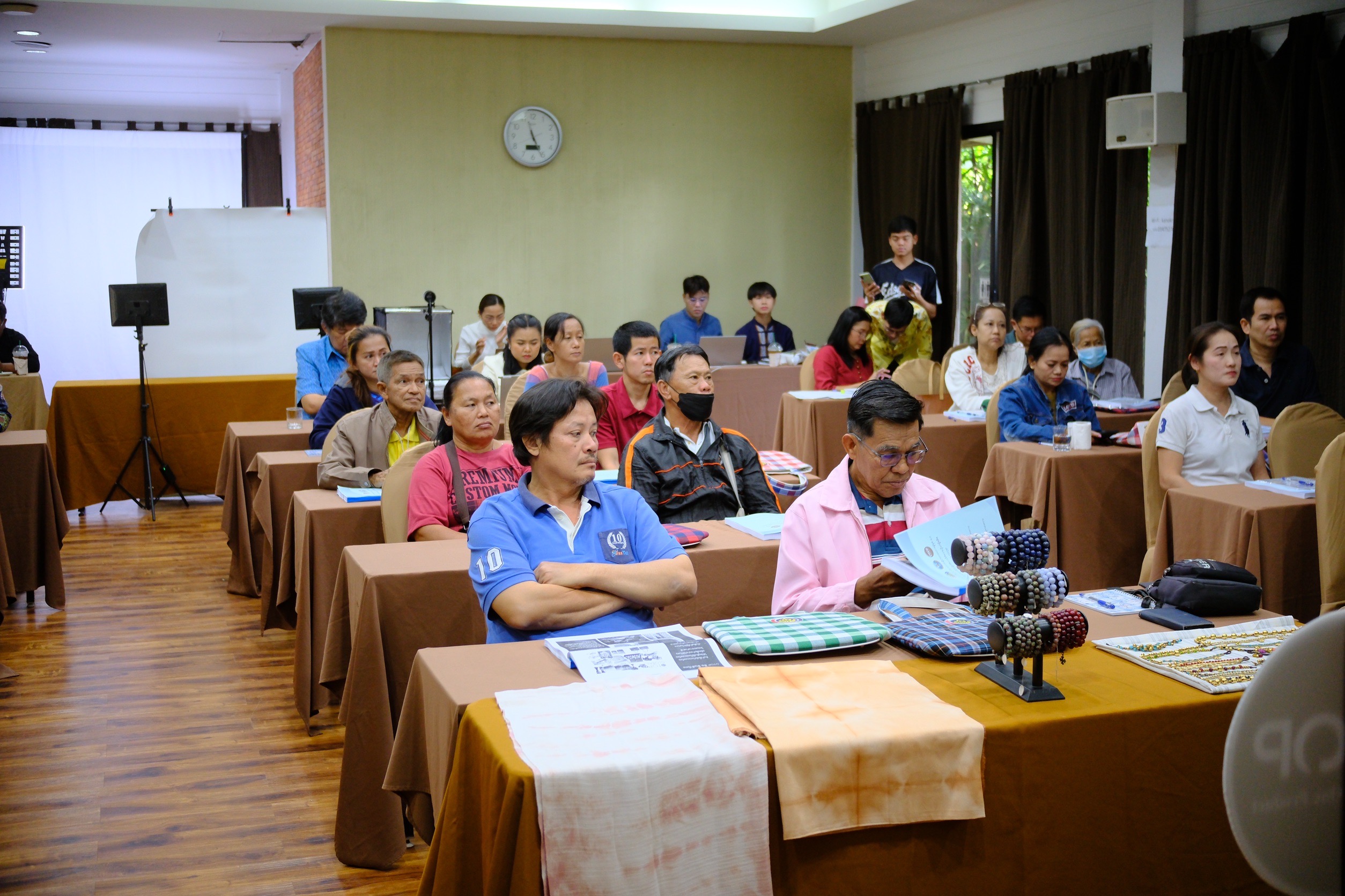 พช.สมุทรสงคราม จัดประชุมเชิงปฏิบัติการให้ความรู้แก่ผู้ผลิต ผู้ประกอบการ OTOP ตามโครงการพัฒนาศักยภาพผู้ประกอบการสู่ยุค 4.0 (รุ่นที่ 2)