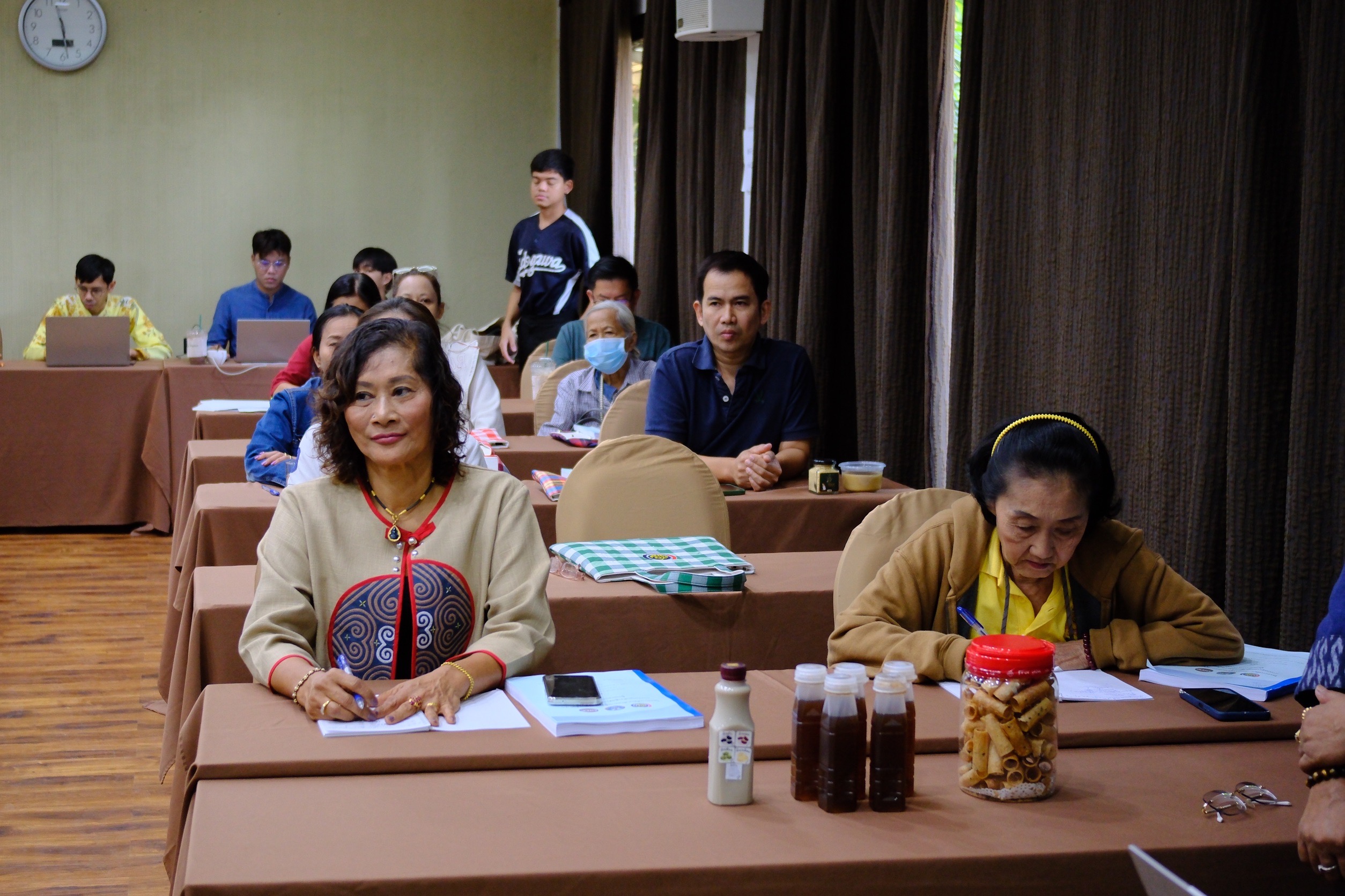 พช.สมุทรสงคราม จัดประชุมเชิงปฏิบัติการให้ความรู้แก่ผู้ผลิต ผู้ประกอบการ OTOP ตามโครงการพัฒนาศักยภาพผู้ประกอบการสู่ยุค 4.0 (รุ่นที่ 2)