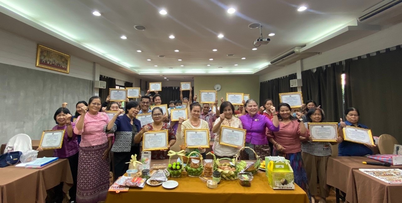 พช.สมุทรสงคราม มอบเกียรติบัตรผู้ผ่านการอบรมฯ ตามโครงการพัฒนาศักยภาพผู้ประกอบการสู่ยุค 4.0