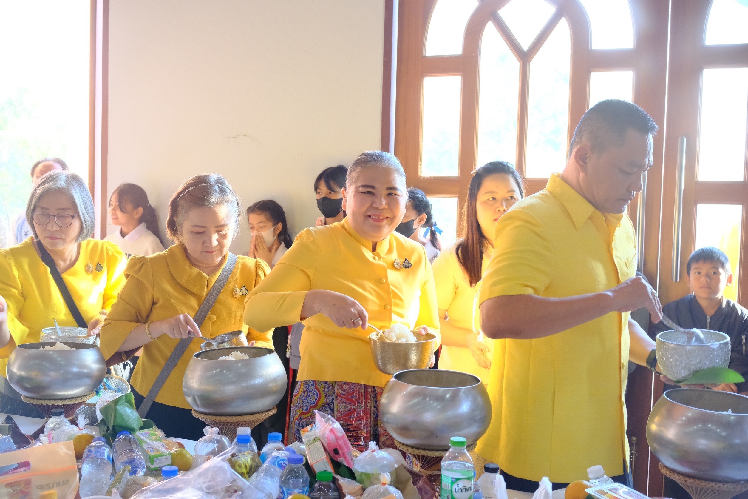 พช.สมุทรสงคราม ร่วมกิจกรรม “ชูธรรมนำชีวิต จังหวัดสมุทรสงคราม” ทำบุญตักบาตรวันธรรมสวนะ น้อมนำหลักธรรมมาใช้ในชีวิตประจำวัน