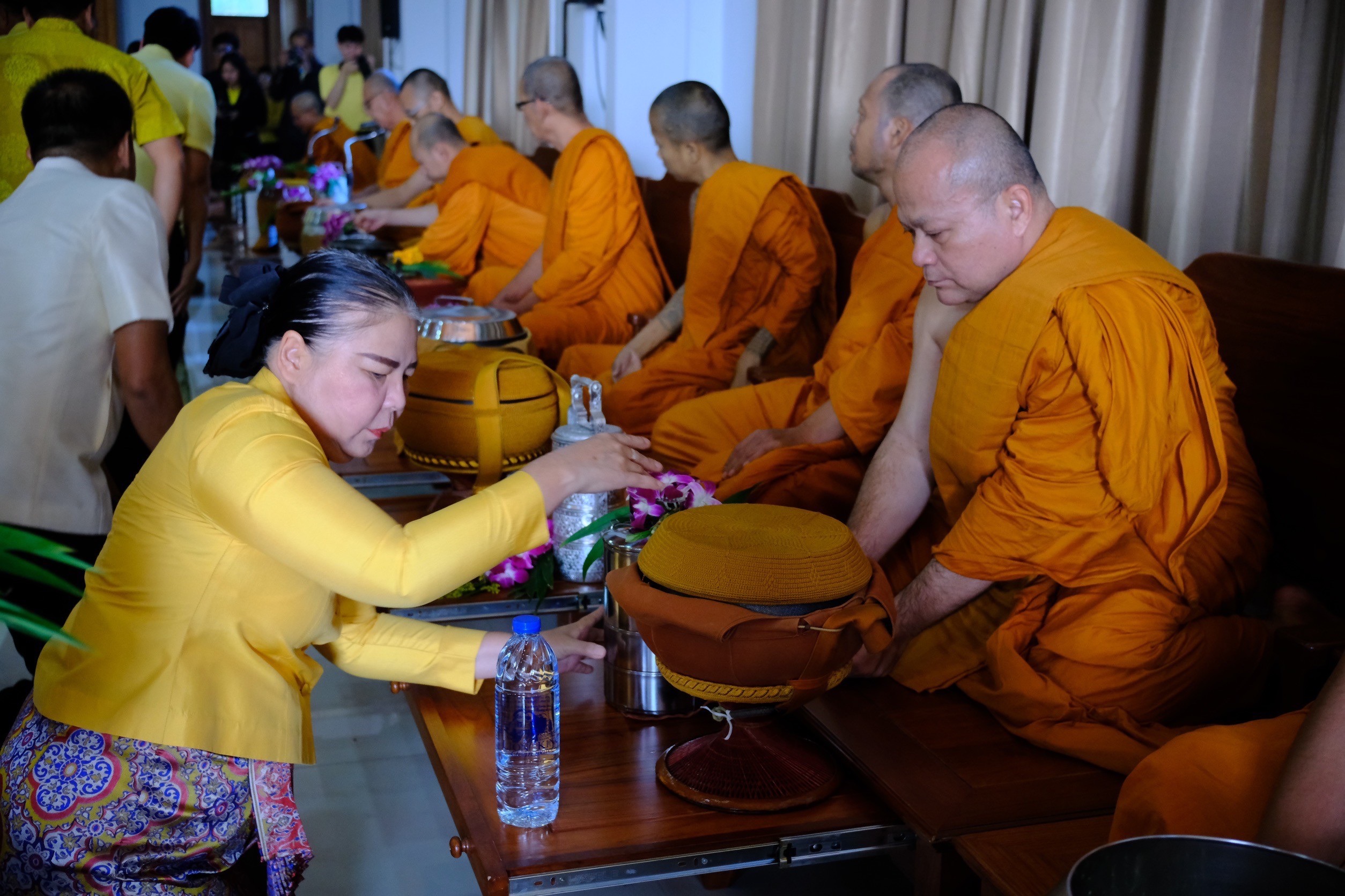 พช.สมุทรสงคราม ร่วมกิจกรรม “ชูธรรมนำชีวิต จังหวัดสมุทรสงคราม” ทำบุญตักบาตรวันธรรมสวนะ น้อมนำหลักธรรมมาใช้ในชีวิตประจำวัน