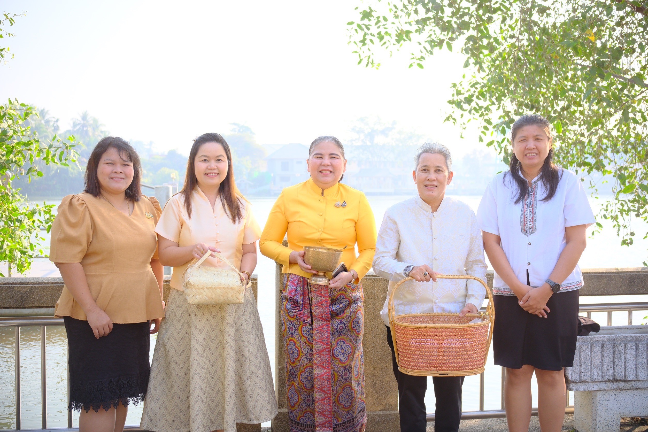 พช.สมุทรสงคราม ร่วมกิจกรรม “ชูธรรมนำชีวิต จังหวัดสมุทรสงคราม” ทำบุญตักบาตรวันธรรมสวนะ น้อมนำหลักธรรมมาใช้ในชีวิตประจำวัน
