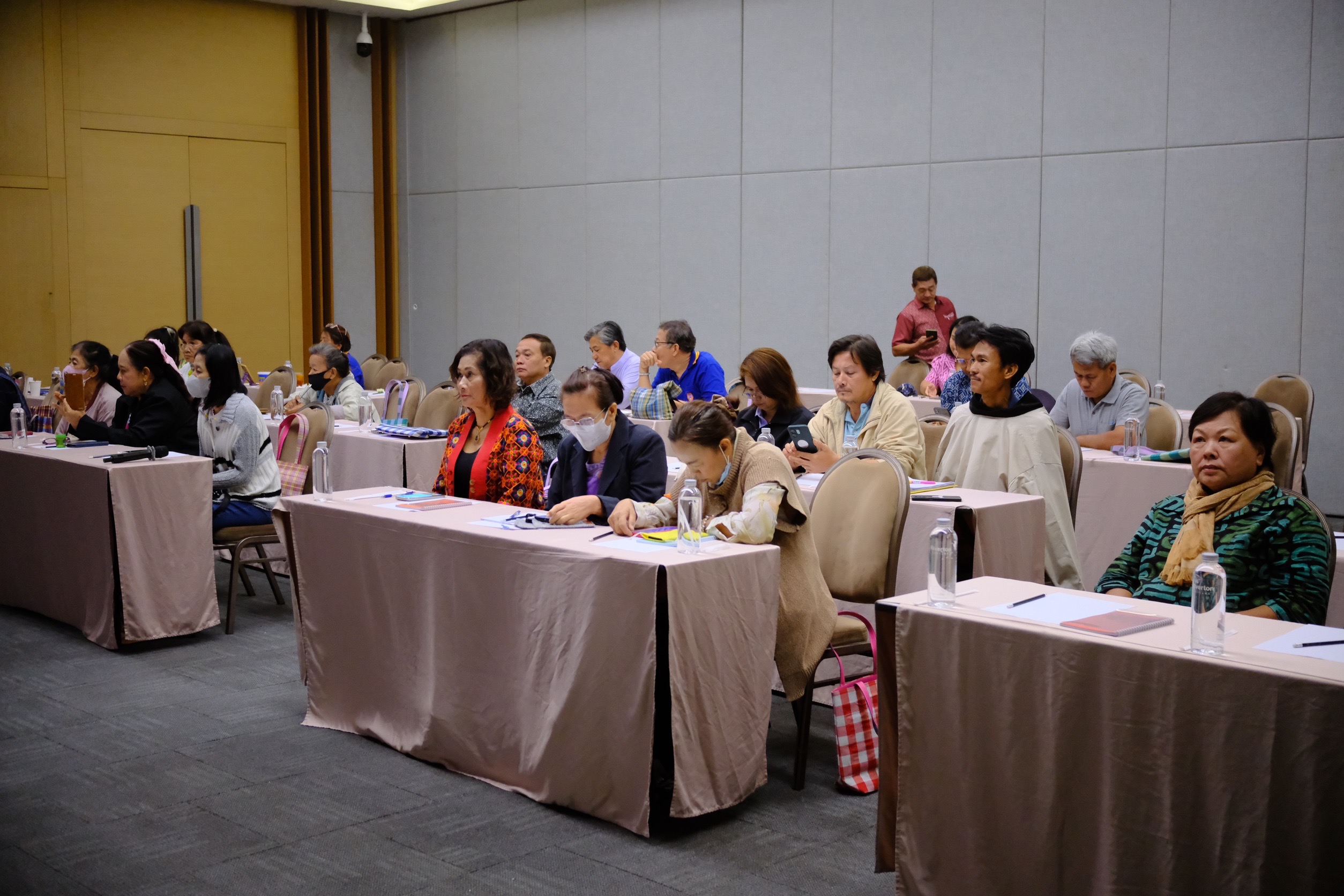 พช.สมุทรสงคราม ดำเนินการประชุมเชิงปฏิบัติการพัฒนาศักยภาพเครือข่ายกลุ่มอาชีพ และผู้ผลิต ผู้ประกอบการ หนึ่งตำบลหนึ่งผลิตภัณฑ์ ระดับจังหวัด