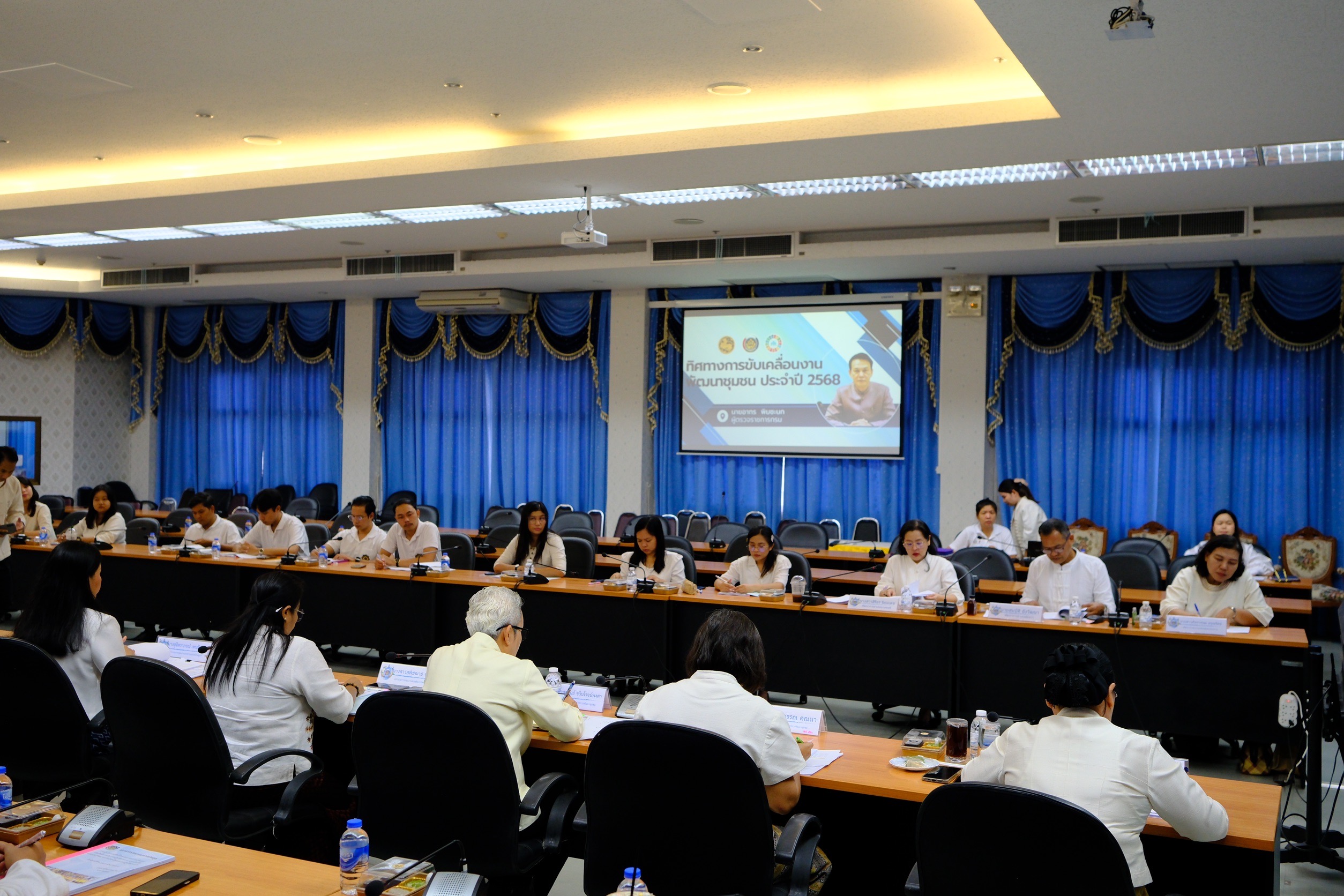 พช.สมุทรสงคราม ดำเนินประชุมเชิงปฏิบัติการการดำเนินงานตัวชี้วัดตามมาตรการปรับปรุงประสิทธิภาพในการปฏิบัติราชการ และตัวชี้วัดการประเมินผลการปฏิบัติราชการ กรมการพัฒนาชุมชนประจำปีงบประมาณ พ.ศ. 2568 และมอบนโยบายสำคัญของกรมการพัฒนาชุมชน