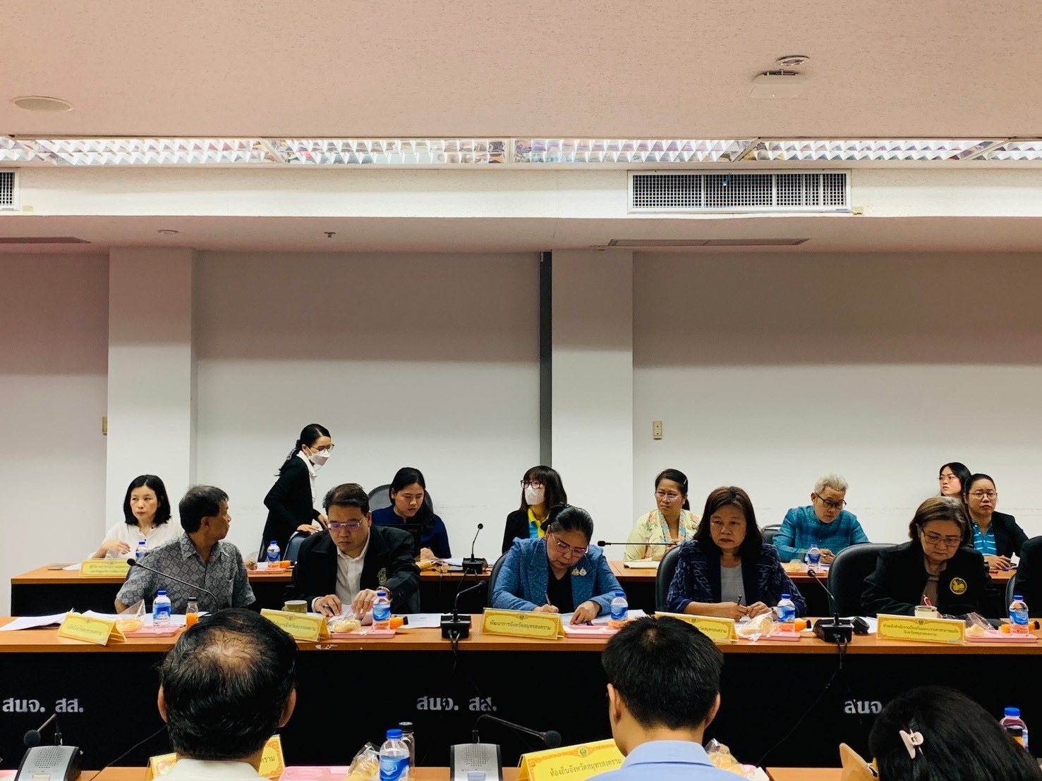 ผู้ตรวจราชการกระทรวงมหาดไทย และคณะ ร่วมประชุมตรวจติดตามข้อราชการในเขตพื้นที่จังหวัดสมุทรสงคราม