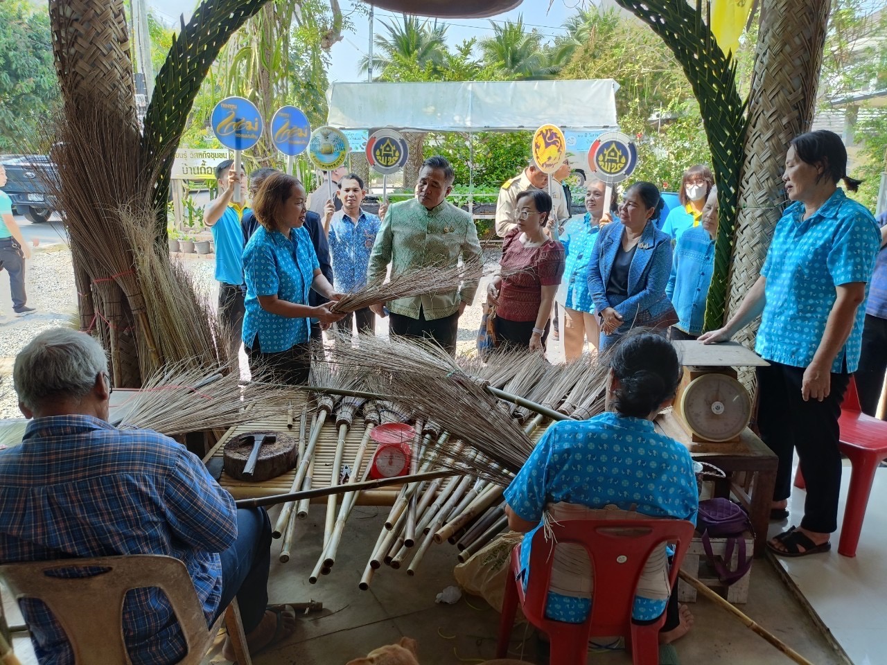 ผู้ตรวจราชการกระทรวงมหาดไทย และคณะ ร่วมลงพื้นที่ติดตามการดำเนินงานกองทุนแม่ของแผ่นดิน ในเขตพื้นที่จังหวัดสมุทรสงคราม