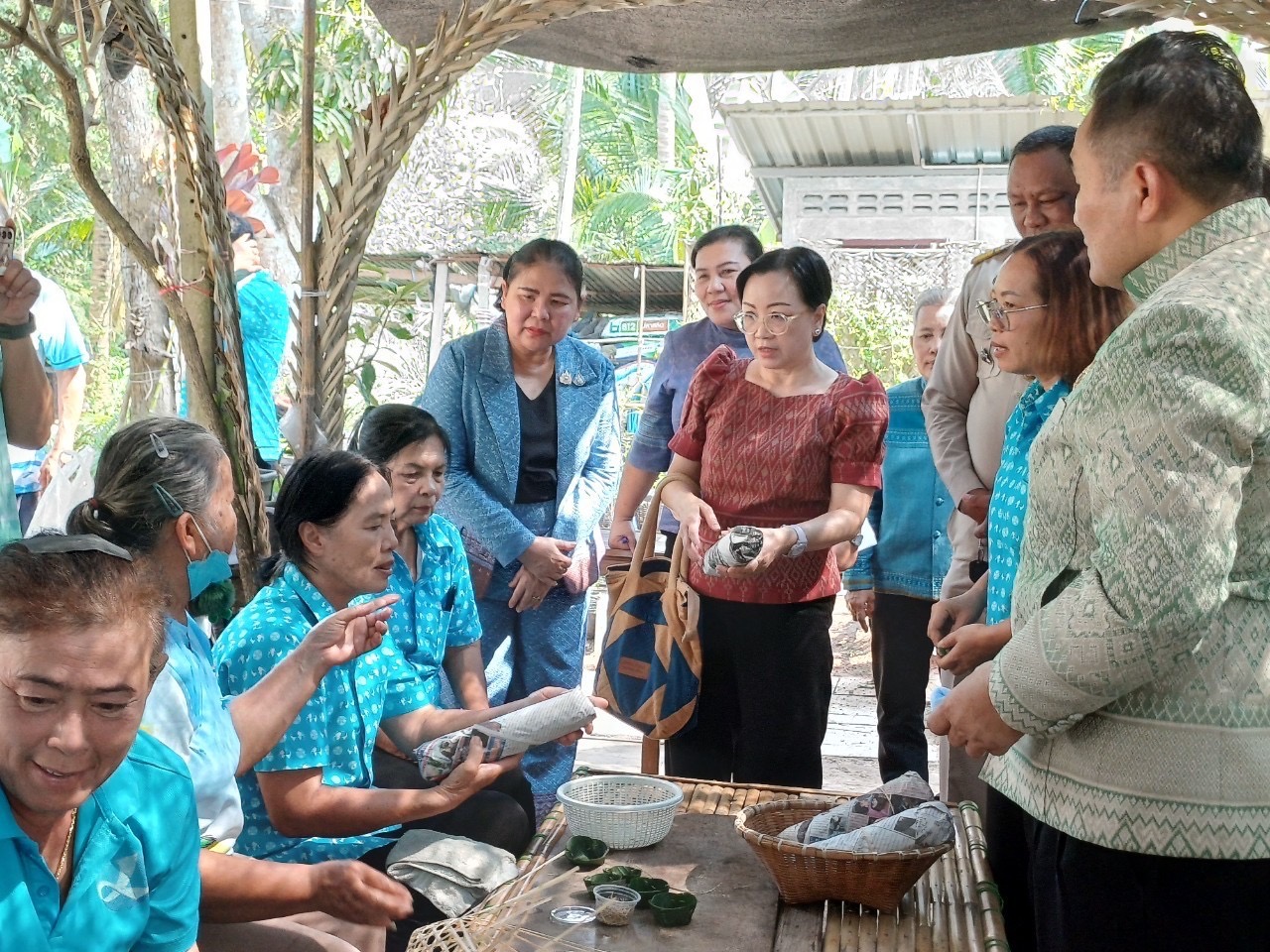 ผู้ตรวจราชการกระทรวงมหาดไทย และคณะ ร่วมลงพื้นที่ติดตามการดำเนินงานกองทุนแม่ของแผ่นดิน ในเขตพื้นที่จังหวัดสมุทรสงคราม
