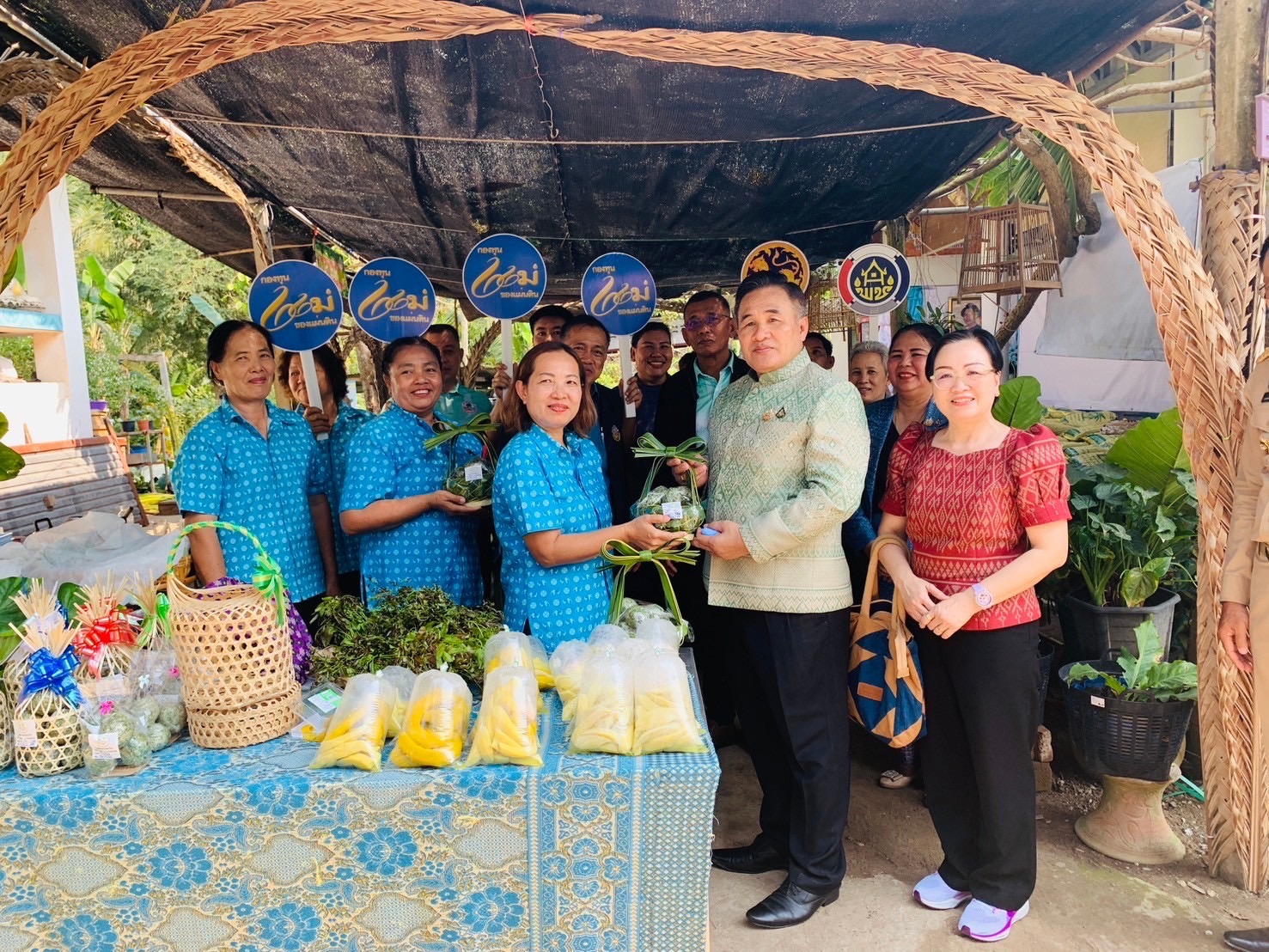 ผู้ตรวจราชการกระทรวงมหาดไทย และคณะ ร่วมลงพื้นที่ติดตามการดำเนินงานกองทุนแม่ของแผ่นดิน ในเขตพื้นที่จังหวัดสมุทรสงคราม