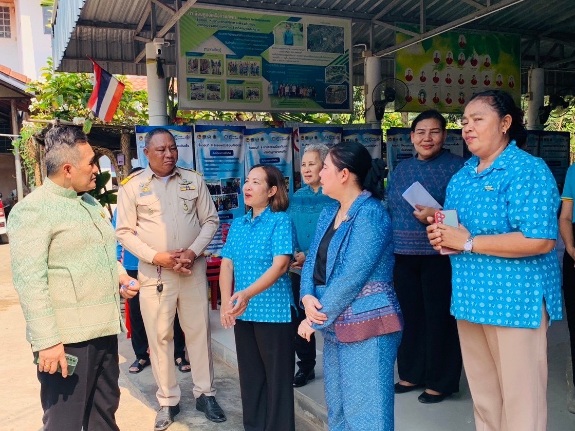 ผู้ตรวจราชการกระทรวงมหาดไทย และคณะ ร่วมลงพื้นที่ติดตามการดำเนินงานกองทุนแม่ของแผ่นดิน ในเขตพื้นที่จังหวัดสมุทรสงคราม