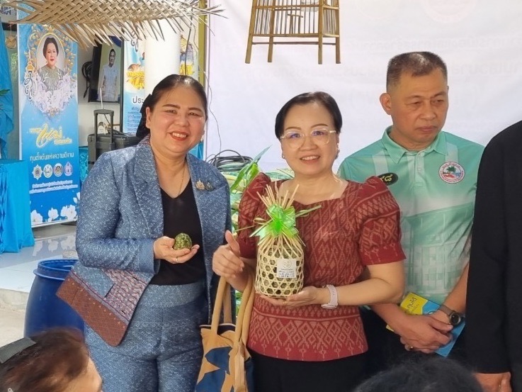 ผู้ตรวจราชการกระทรวงมหาดไทย และคณะ ร่วมลงพื้นที่ติดตามการดำเนินงานกองทุนแม่ของแผ่นดิน ในเขตพื้นที่จังหวัดสมุทรสงคราม