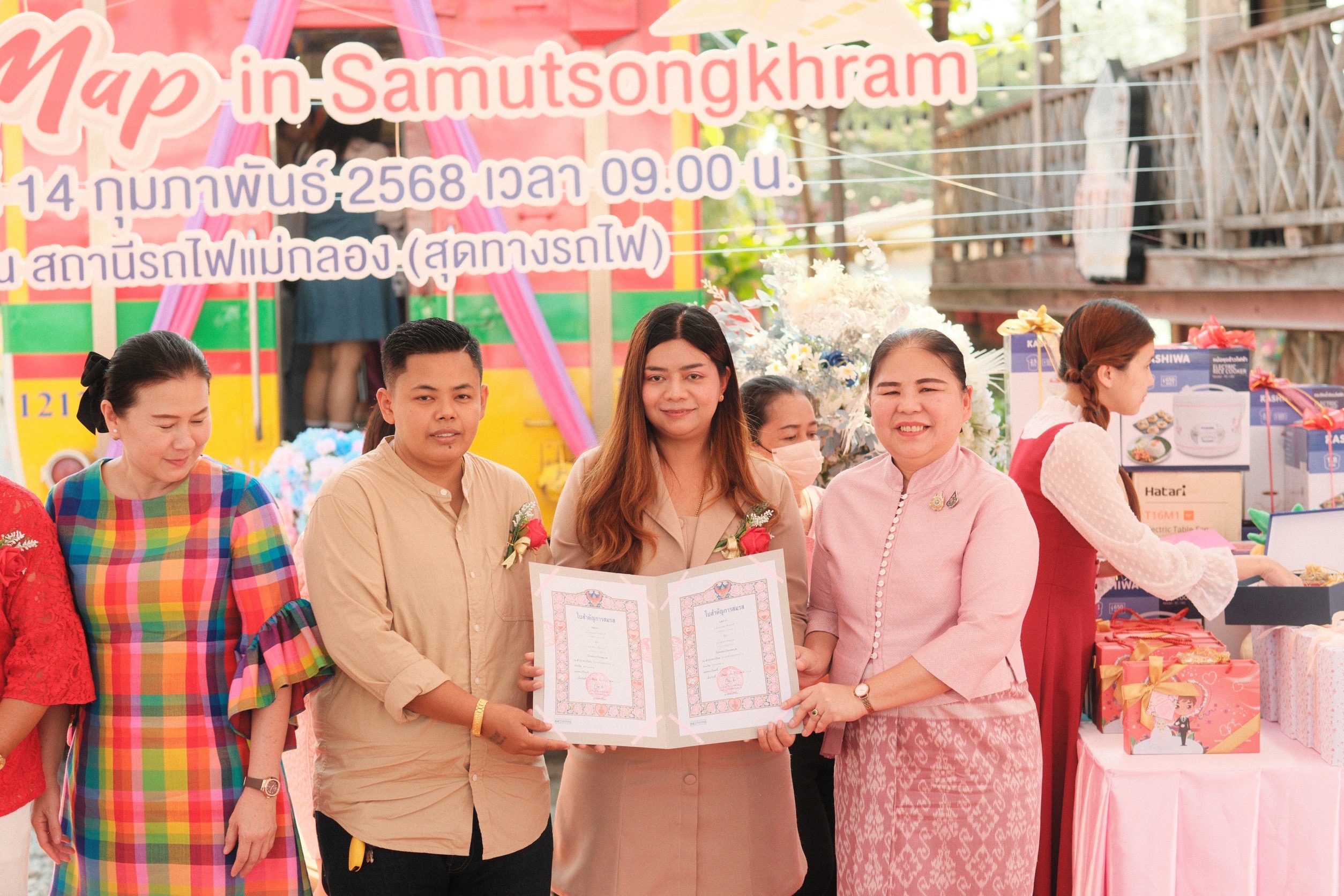 พช.สมุทรสงคราม ร่วมกิจกรรมจดทะเบียนสมรสนอกสำนักทะเบียนอำเภอ ในงาน “ขบวนรถไฟ สายใยแห่งรัก บนความเท่าเทียม” ตอน เส้นทางรัก : Love Map in Samutsongkhram ในวันแห่งความรัก