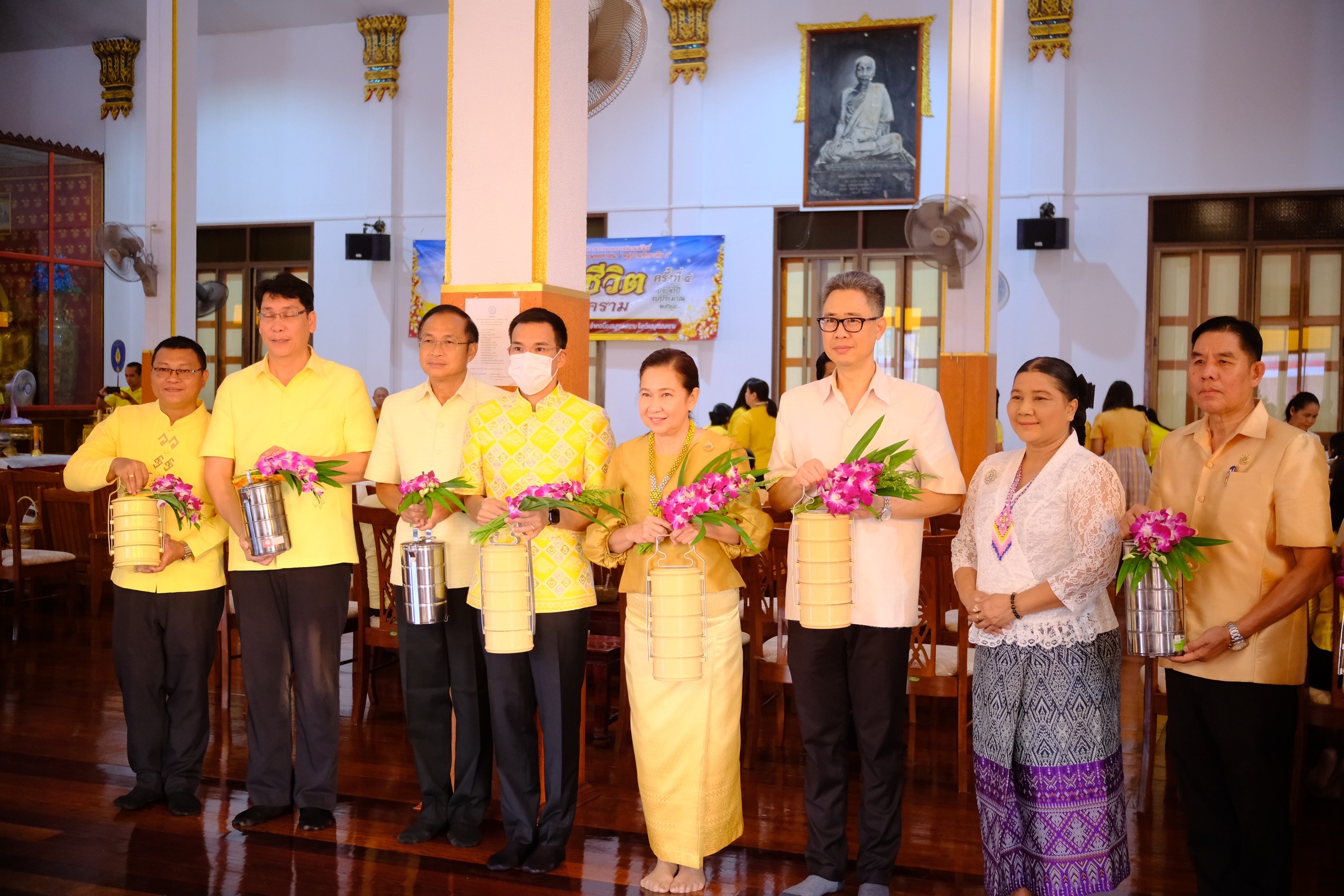 พช.สมุทรสงคราม ร่วมกิจกรรม “ชูธรรมนำชีวิต จังหวัดสมุทรสงคราม” ทำบุญตักบาตรวันธรรมสวนะ น้อมนำหลักธรรมมาใช้ในชีวิตประจำวัน